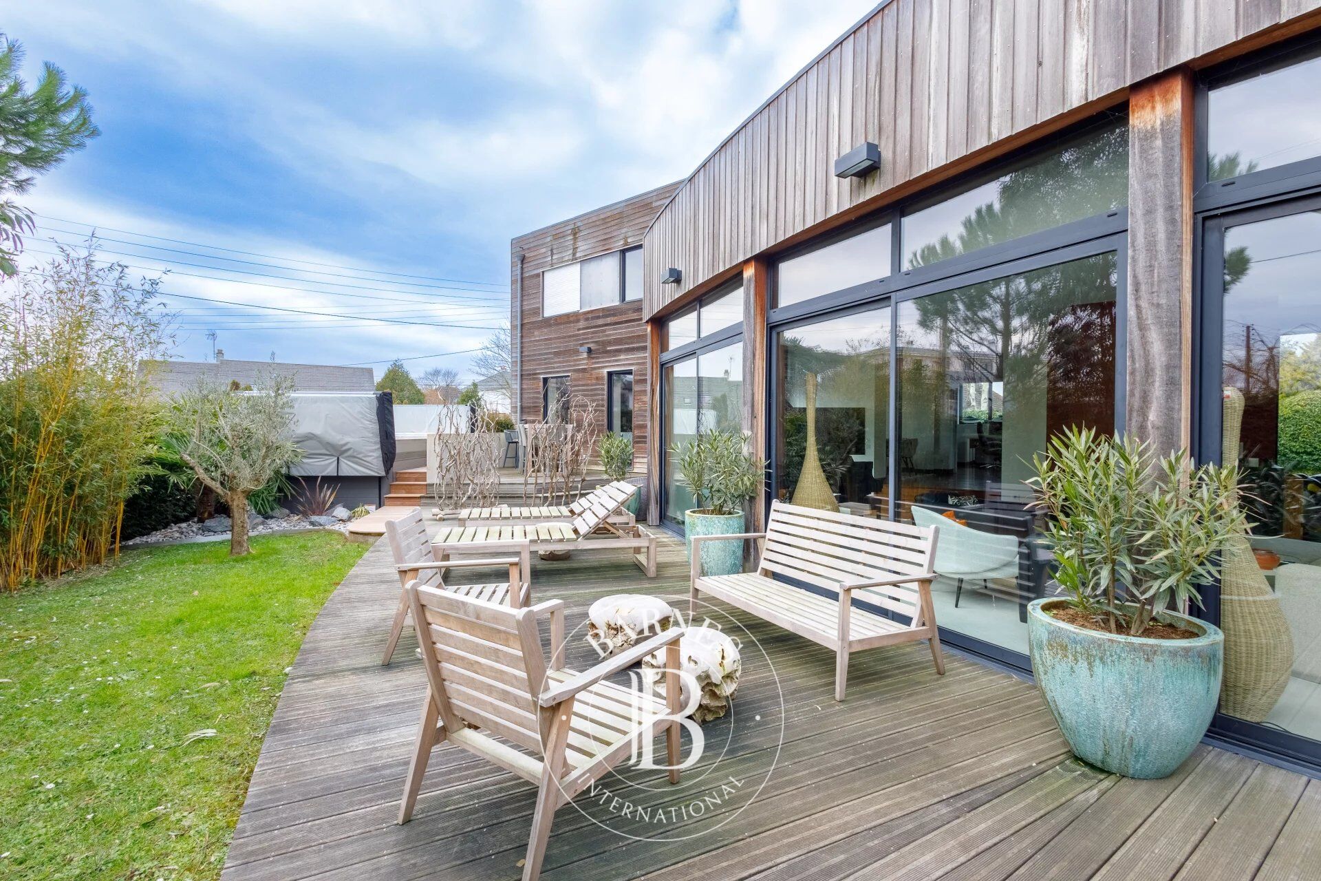 Élégance et Confort : Superbe Maison Contemporaine avec Jardin Paysager, spa de nage et Prestations Haut de Gamme - picture 2