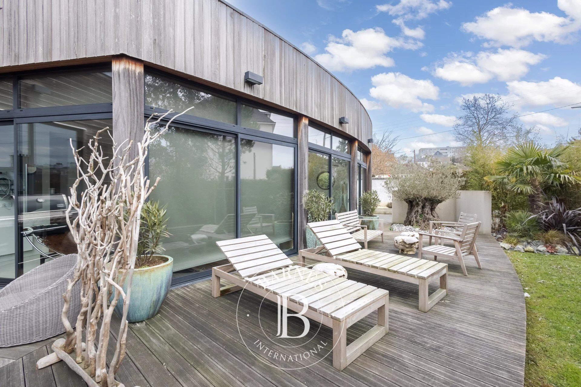 Élégance et Confort : Superbe Maison Contemporaine avec Jardin Paysager, spa de nage et Prestations Haut de Gamme - picture 3