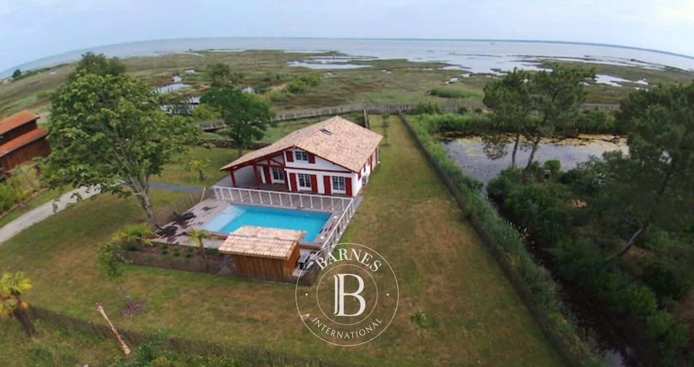 VILLA EN PREMIÈRE LIGNE SUR LE BASSIN D’ARCACHON, PARC PRIVÉ D’UN HECTARE - picture 1