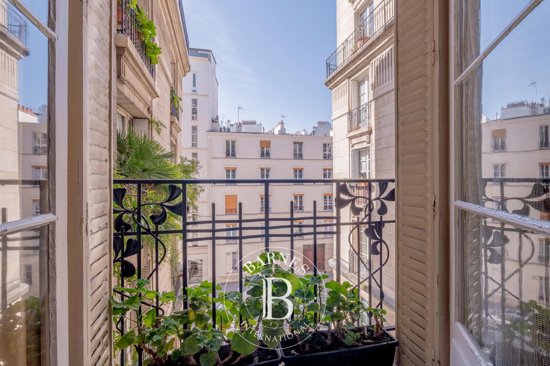 New off-market: Paris 5 - beautiful family apartment to renovate, 3 bedrooms and maid's room - picture 1