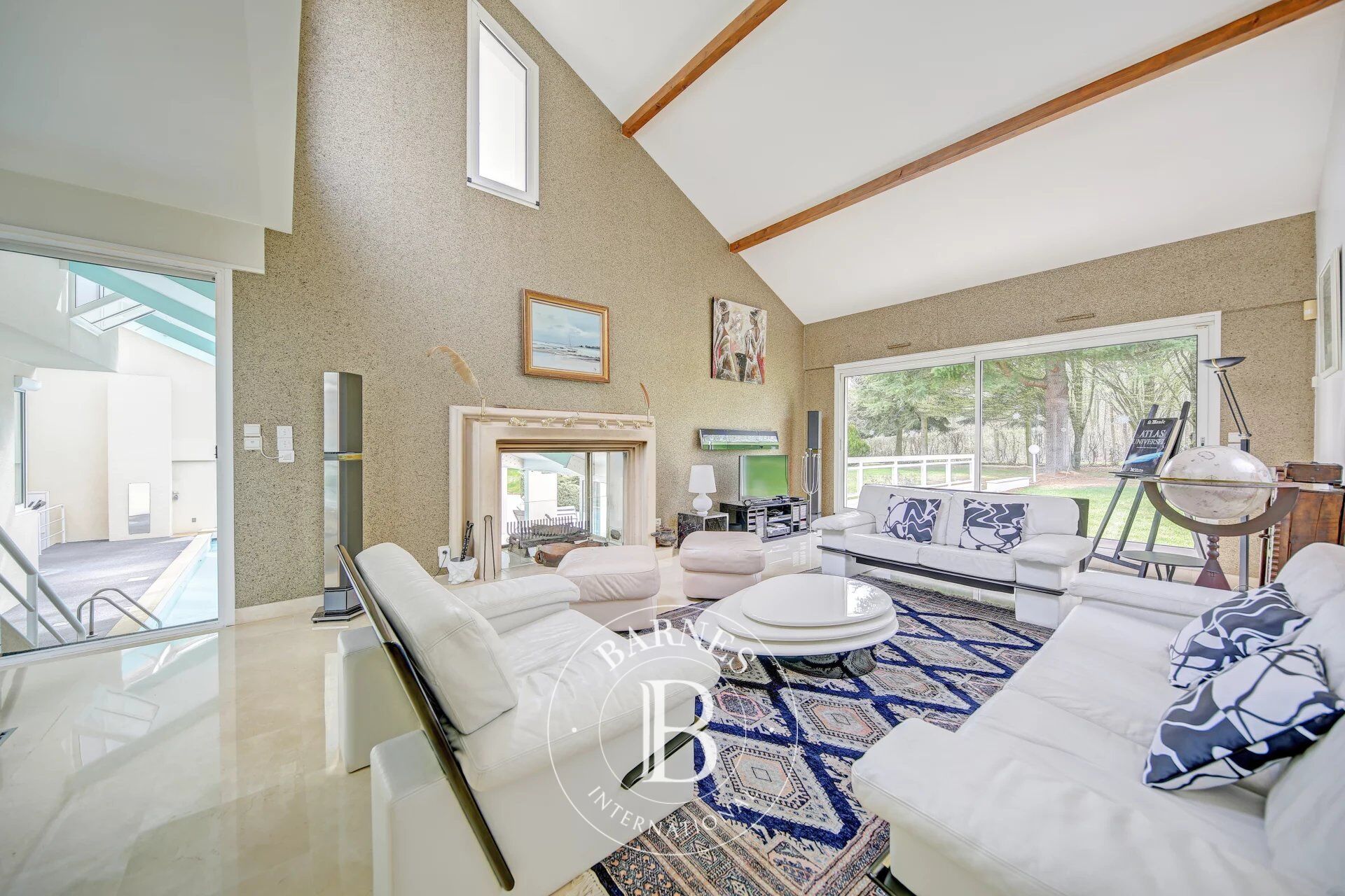 Les Loges-en-Josas, 350m2 (3,767 sq ft) contemporary property, 5 bedrooms, tennis court and indoor pool - picture 1