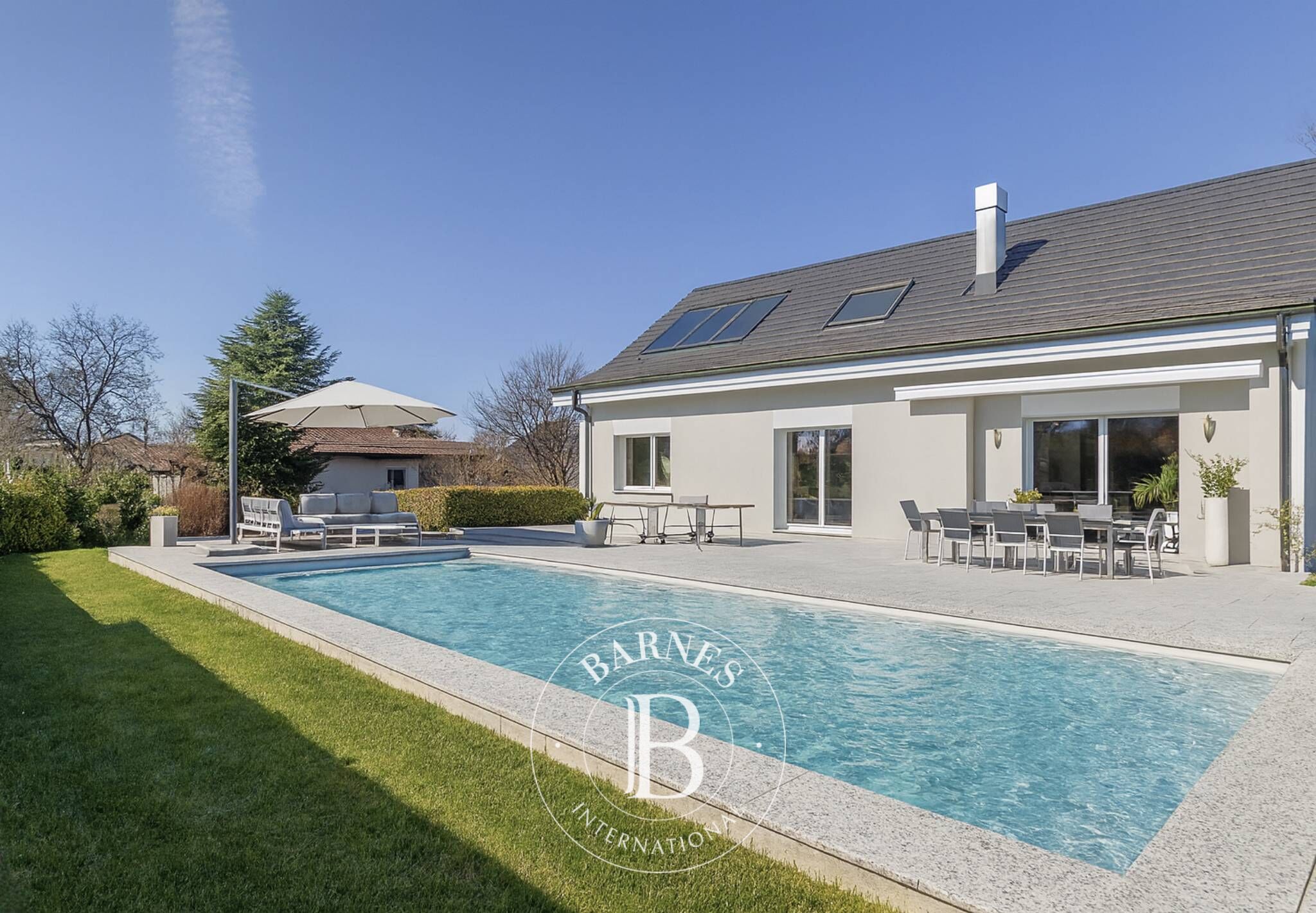 Villa individuelle rénovée de 300 m², environnement calme et résidentiel - picture 1