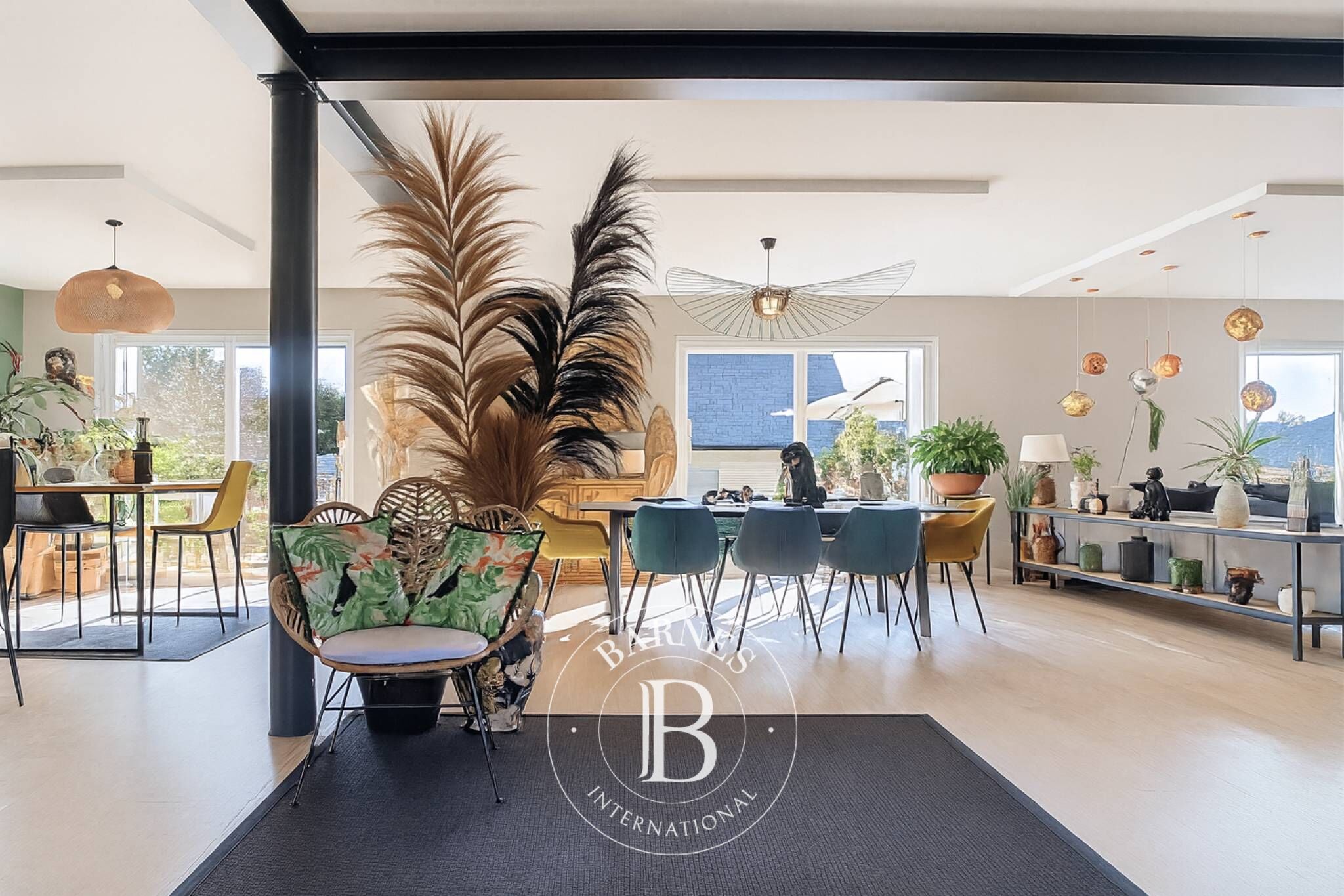 Villa individuelle rénovée de 300 m², environnement calme et résidentiel - picture 2