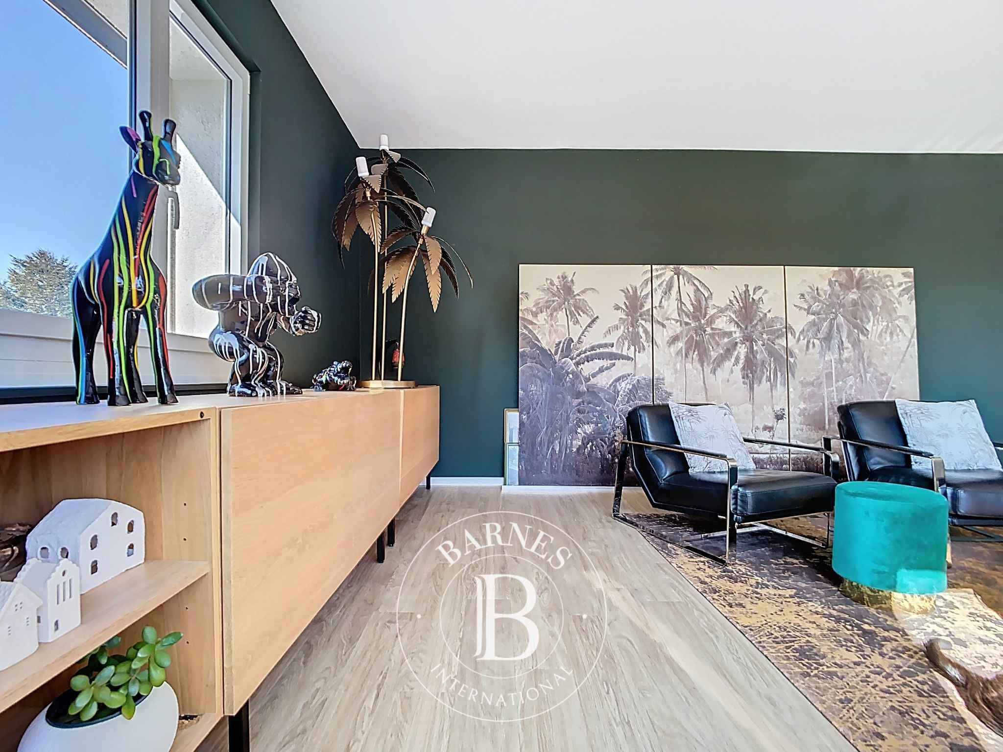 Villa individuelle rénovée de 300 m², environnement calme et résidentiel - picture 3