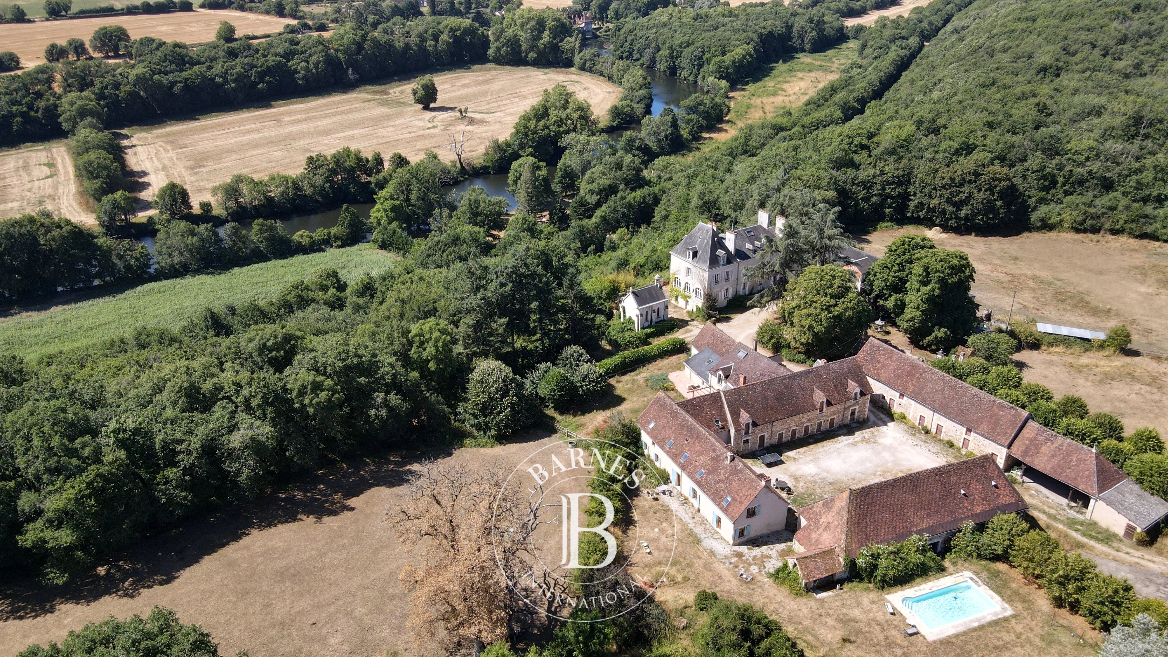 BRENNE - CHATEAU AVEC VUE INCROYABLE SUR LA VALLEE DE LA CREUSE - picture 1