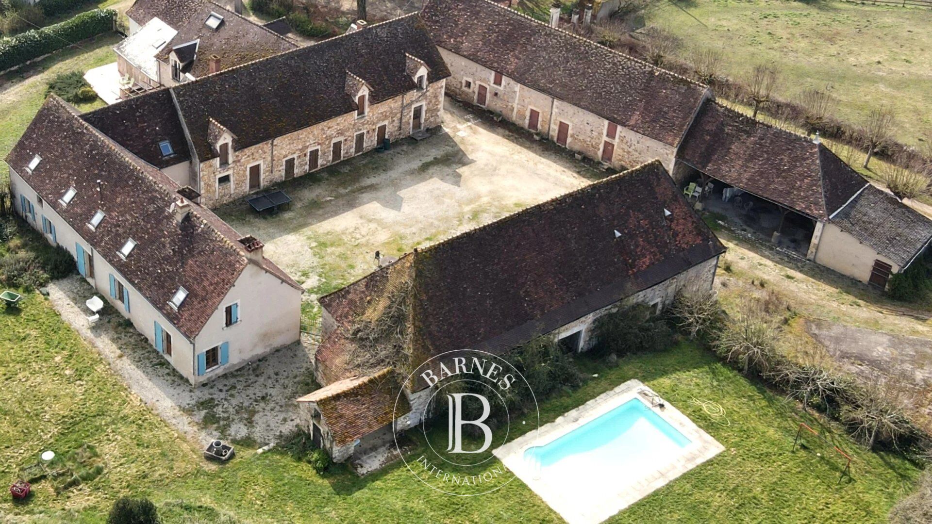 BRENNE - FERME AVEC DÉPENDANCES ET PISCINE - picture 1