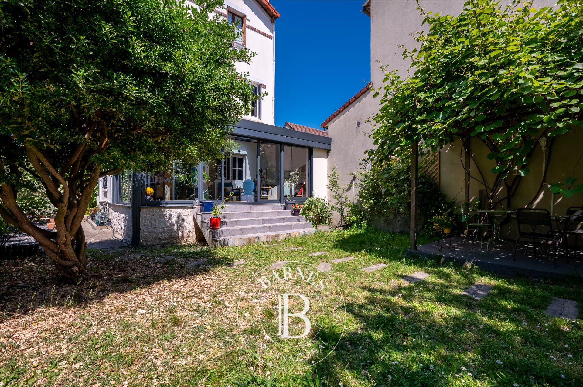 PETITE GARENNE RAVISSANTE MAISON AVEC JARDIN ET GARAGE - picture 1