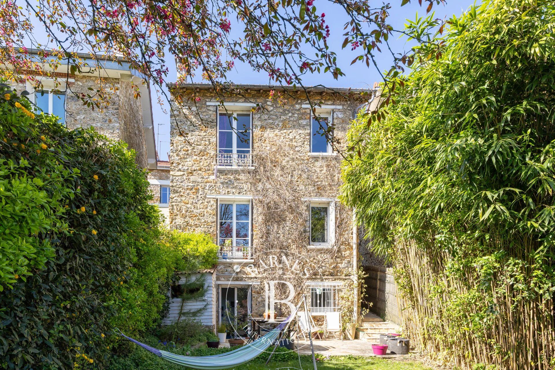 Buhrstone house in Sèvres-Brancas - picture 1