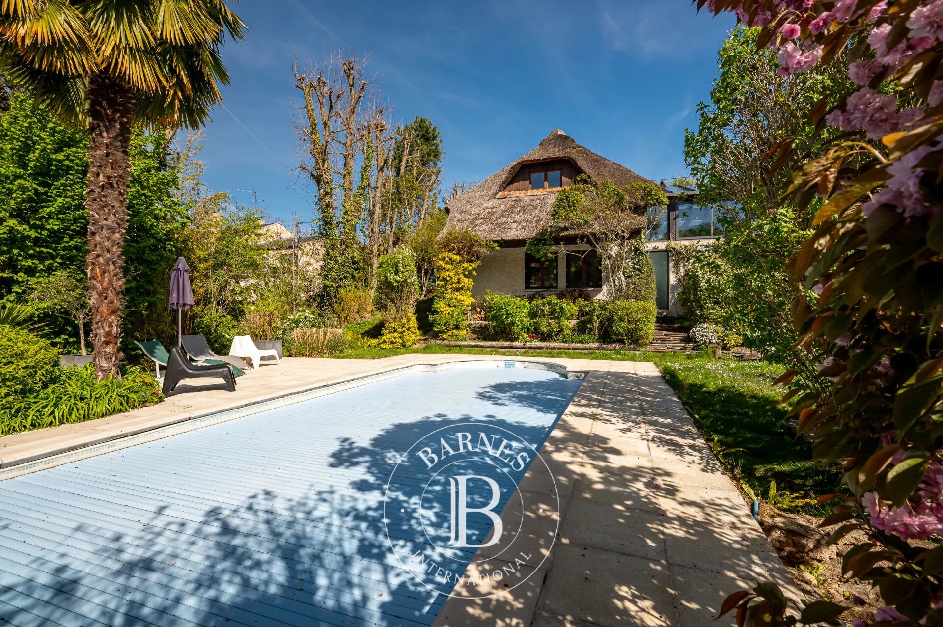 MAISON D'EXCEPTION - 270m², 6 CHAMBRES, JARDIN DE 1 350m² Charmante chaumière, située dans un cadre verdoyant et paisible de Saint Cucufa. - picture 2