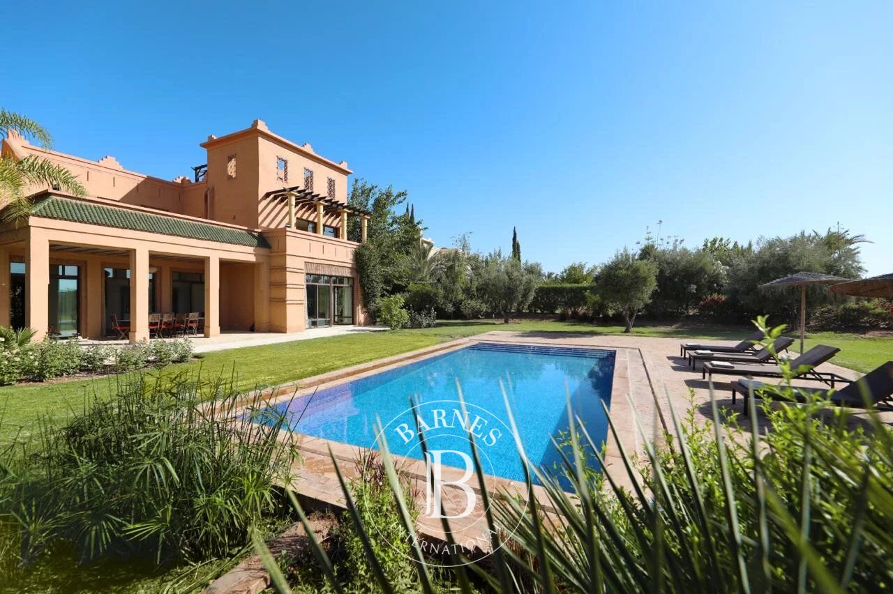 MAGNIFICENT GOLF-FRONT VILLA - picture 1