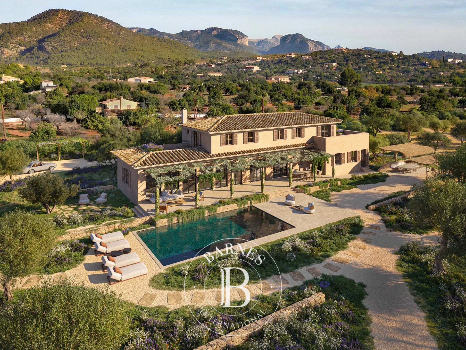 Exclusive Traditional-Style Villa on Expansive Plot in Santa María del Camí - picture 1