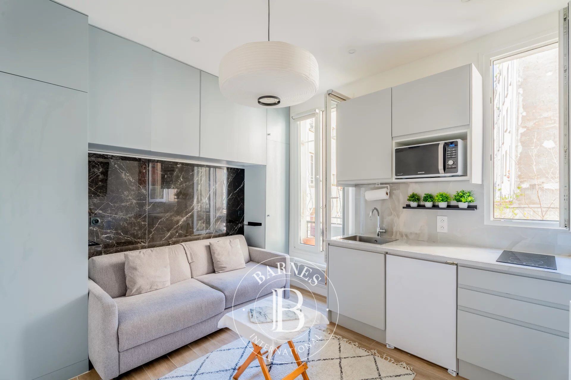 ABBESSES - STUDIO - RENOVE - VENDU MEUBLE  - PLEIN OUEST - picture 1