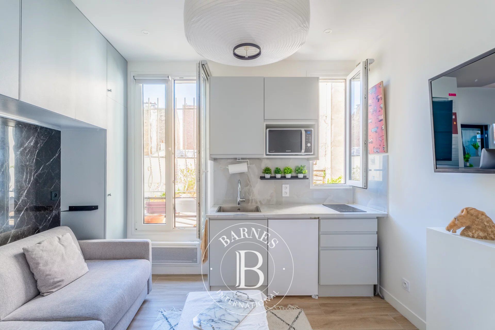 ABBESSES - STUDIO - RENOVE - VENDU MEUBLE  - PLEIN OUEST - picture 3