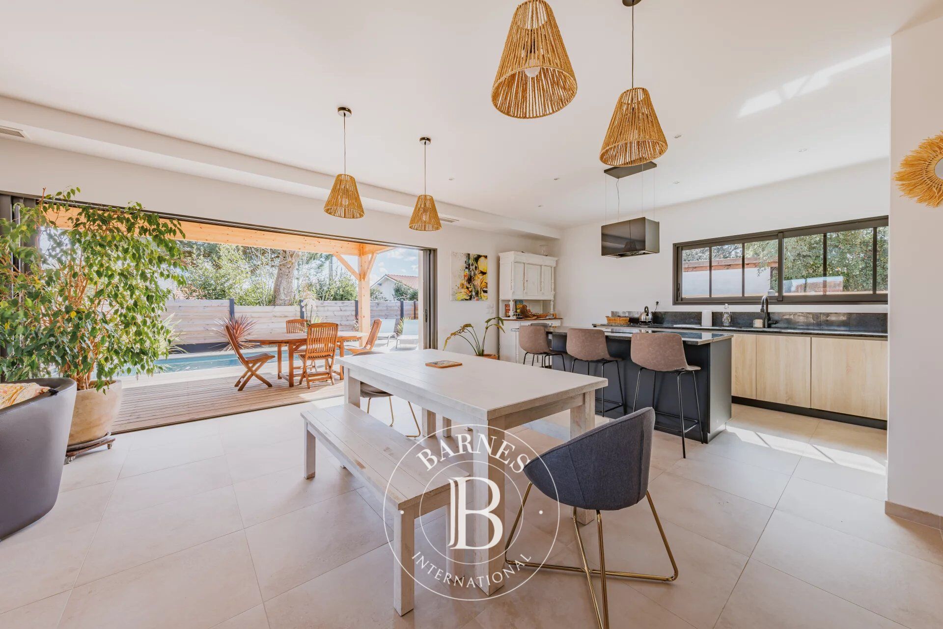 SUPERBE VILLA CONTEMPORAINE AVEC PISCINE, 4 CHAMBRES ET UN GARAGE, À GUJAN-MESTRAS - picture 2