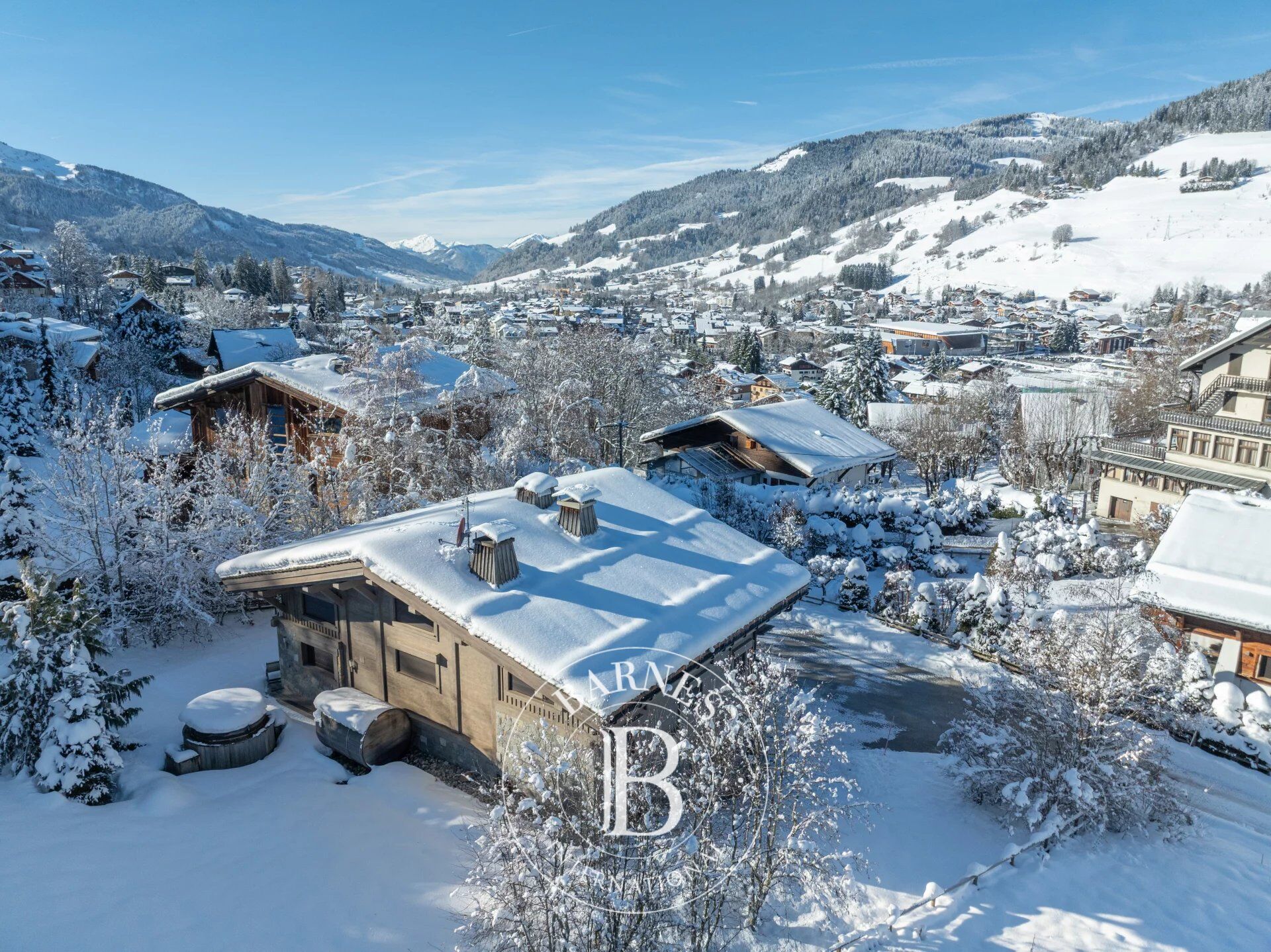 MEGEVE - CHALET RENOVÉ 5 CHAMBRES TERRAIN 1338M2 - picture 2
