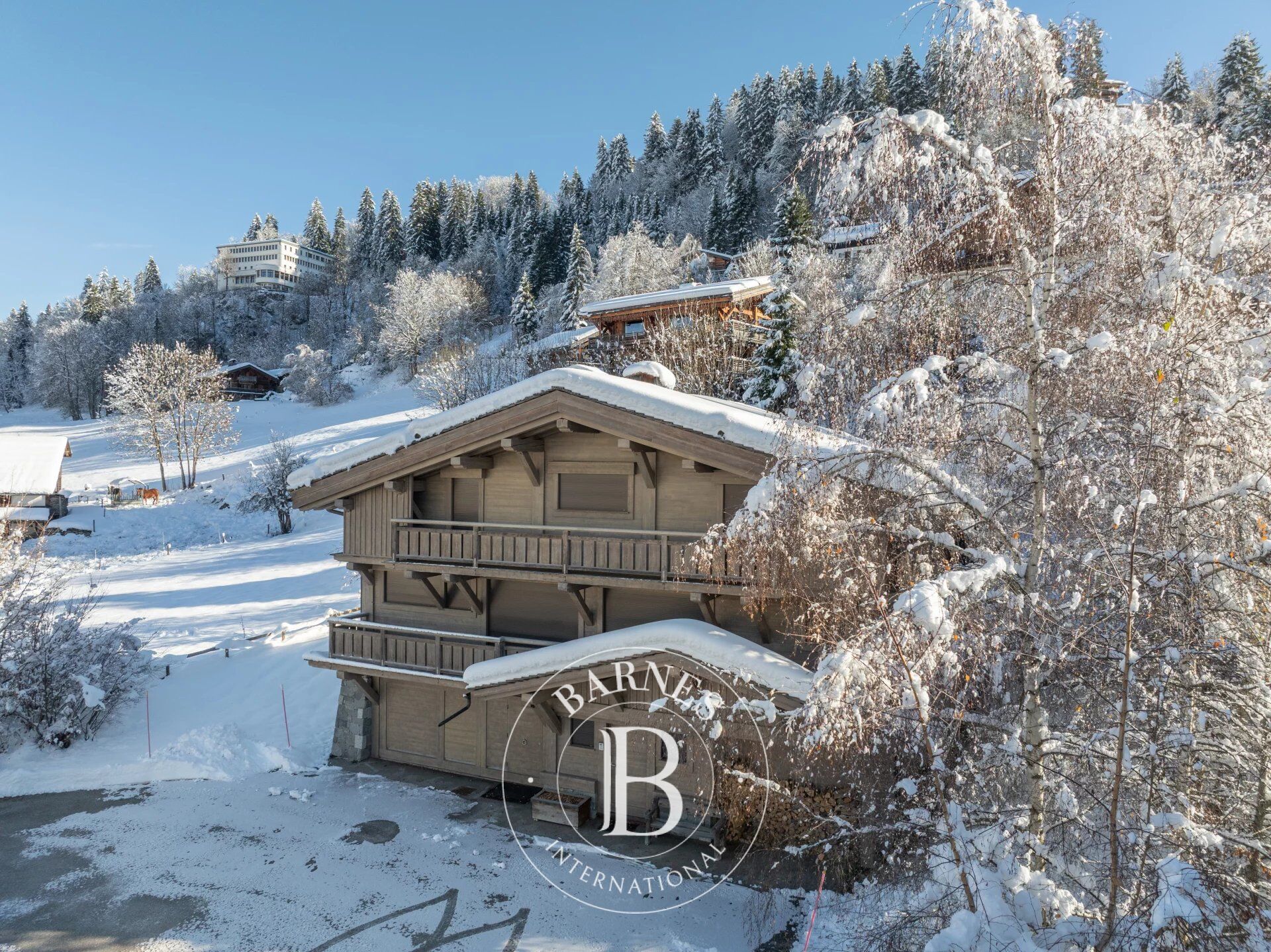 MEGEVE - CHALET RENOVÉ 5 CHAMBRES TERRAIN 1338M2 - picture 1