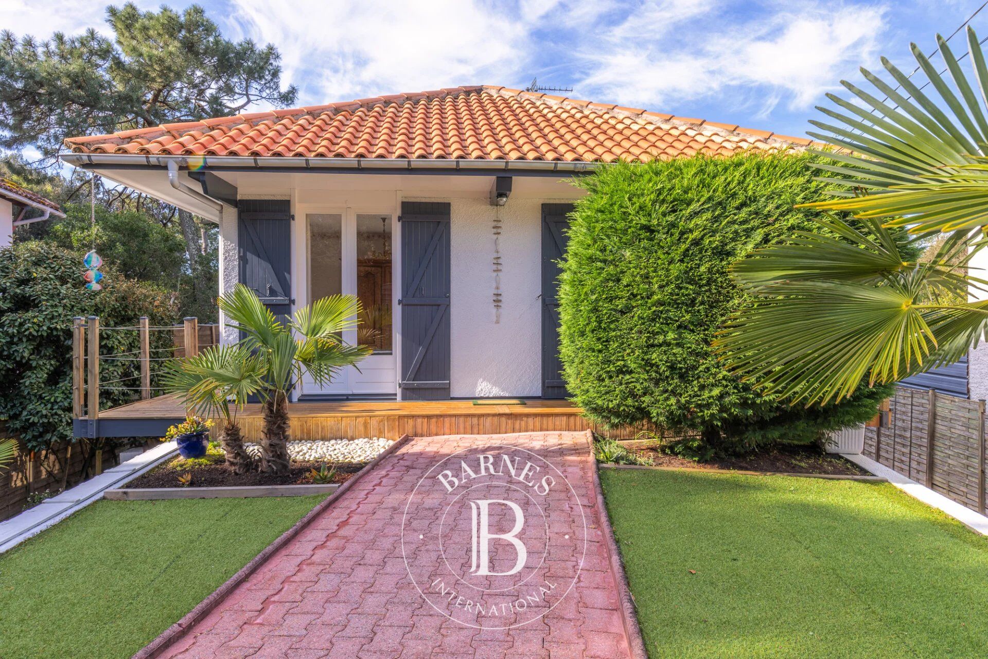 VILLA IN THE HEART OF MOULLEAU WITH 5 BEDROOMS AND GARAGE IN PYLA-SUR-MER - picture 1