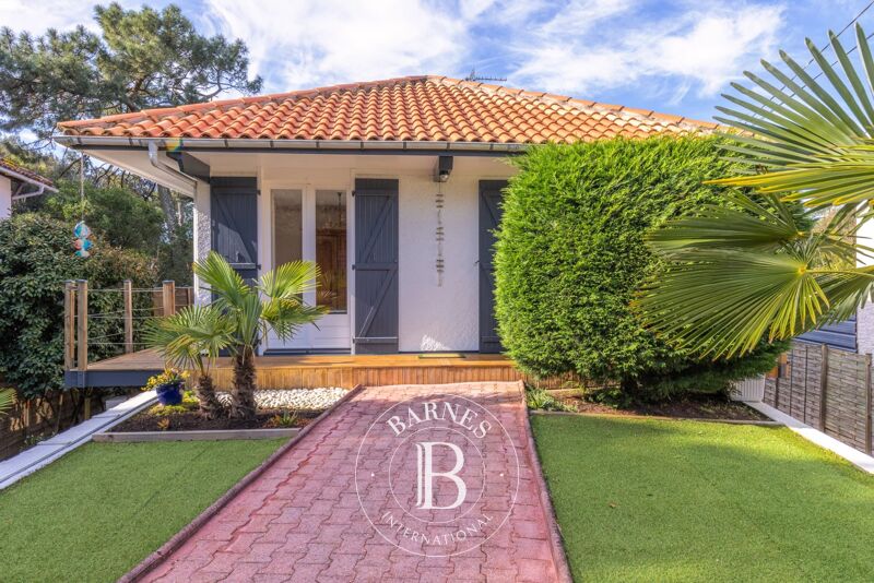 VILLA IN THE HEART OF MOULLEAU WITH 5 BEDROOMS AND GARAGE IN PYLA-SUR-MER