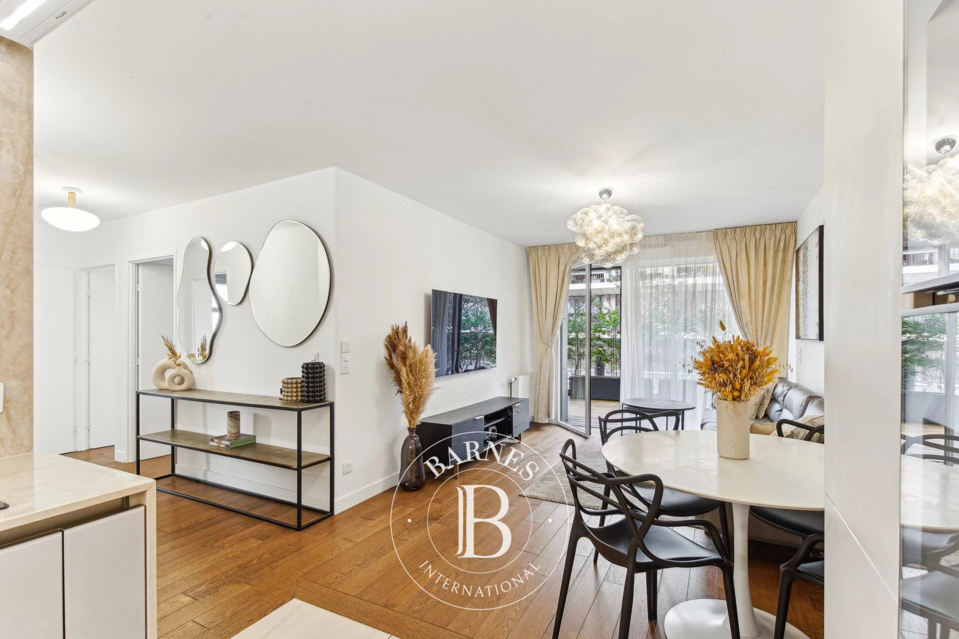Versailles - Modern residence (2019) - 3 bedrooms and 27m² (88.5 sq ft) terrace - picture 1