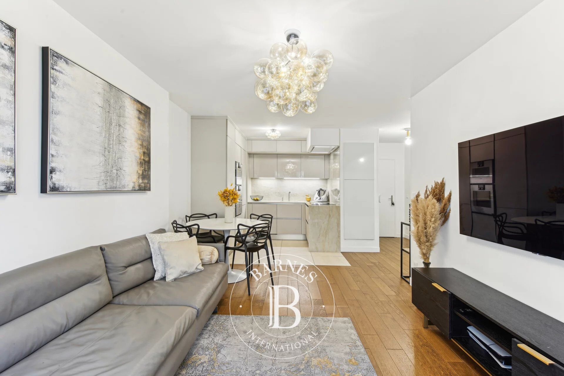 Versailles - Modern residence (2019) - 3 bedrooms and 27m² (88.5 sq ft) terrace - picture 2