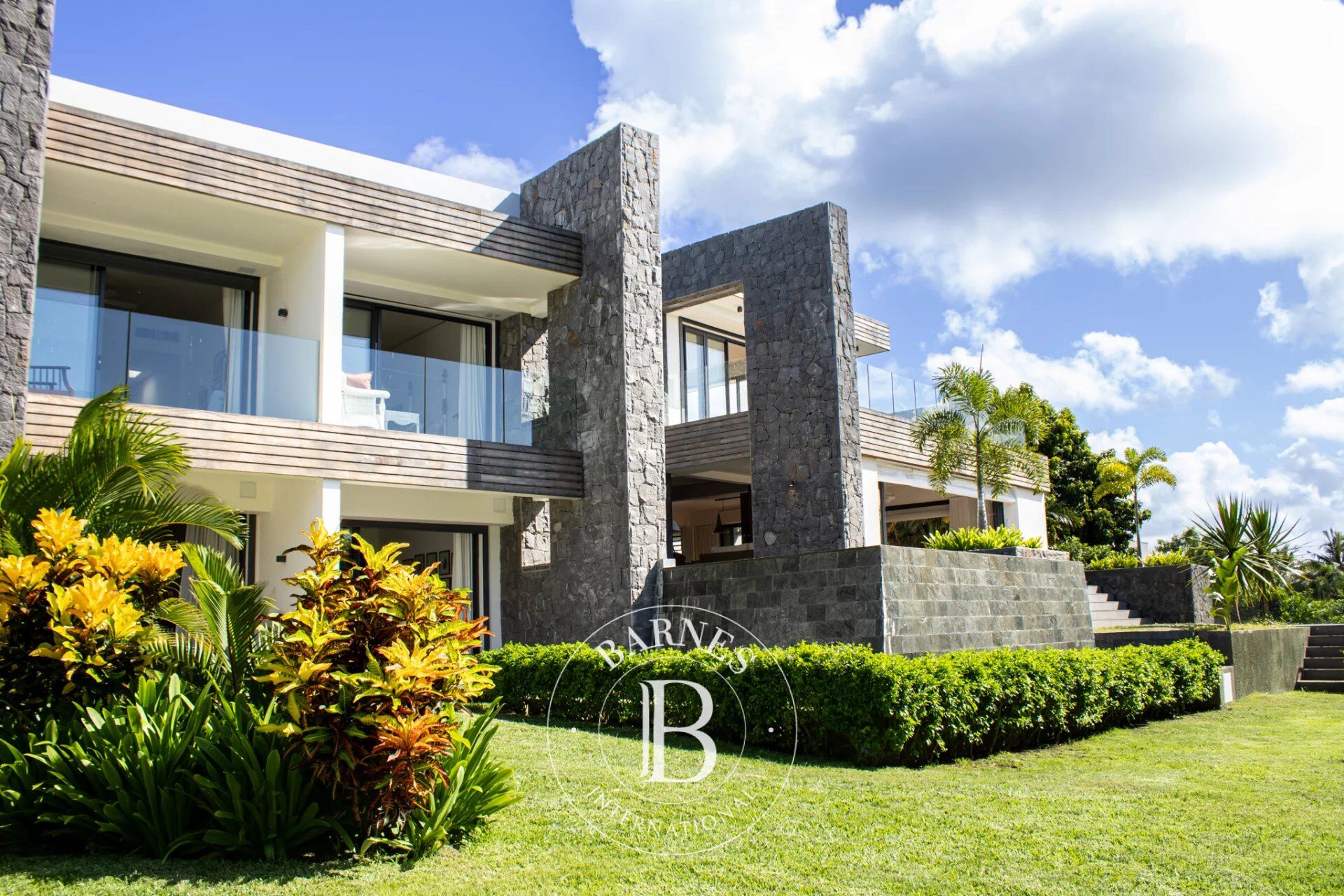 ROCHES NOIRES – Villa exclusive avec ponton privé – 5 chambres - picture 1