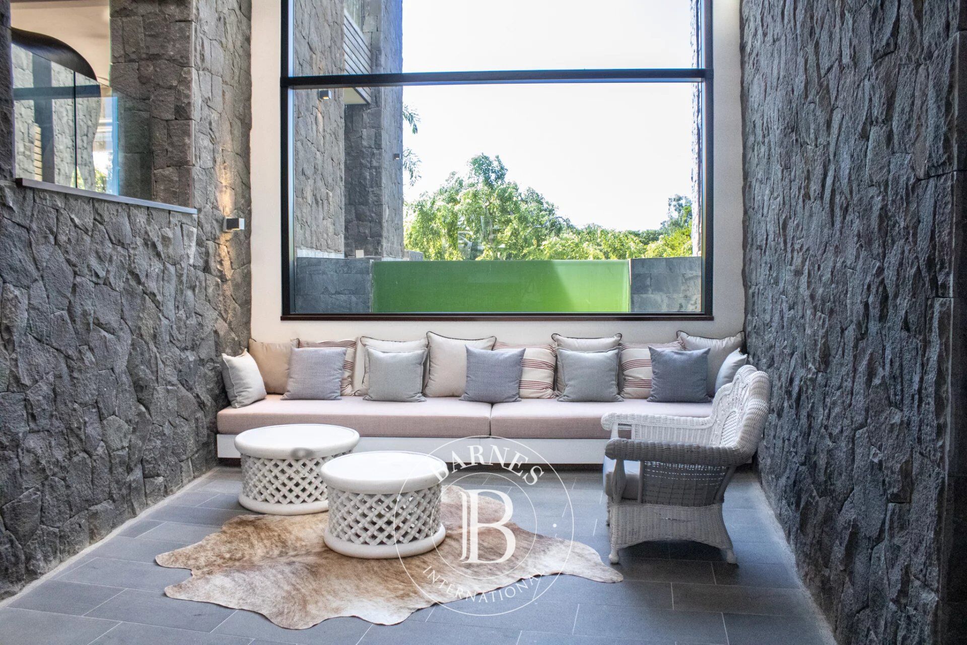 ROCHES NOIRES – Villa exclusive avec ponton privé – 5 chambres - picture 2