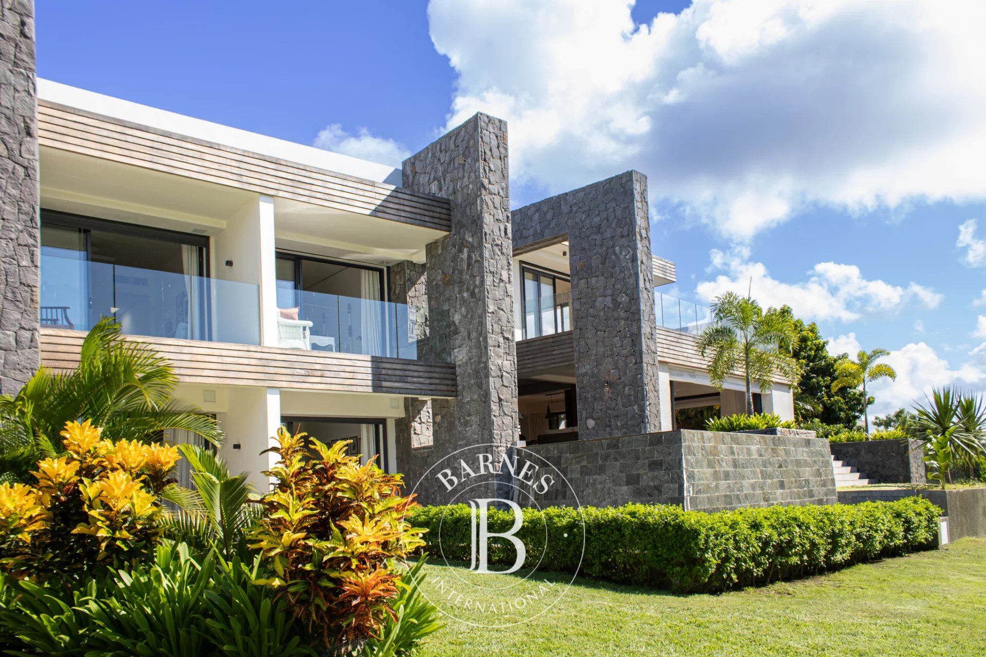 AZURI RESORT– Villa exclusive avec ponton privé – 5 chambres - picture 1