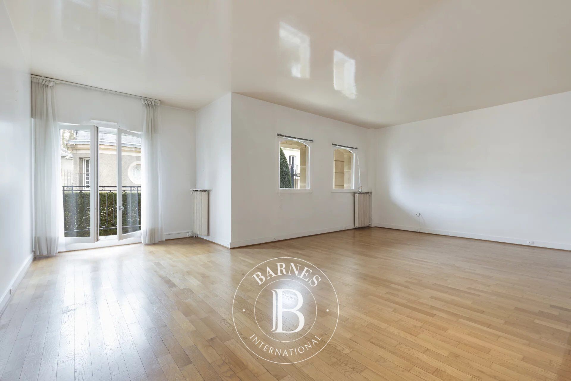 127m² (1,367 sq ft) APARTMENT - 3 BEDROOMS - BALCONY - LIFT - 2 PARKING SPACES - 4 CELLARS - picture 2