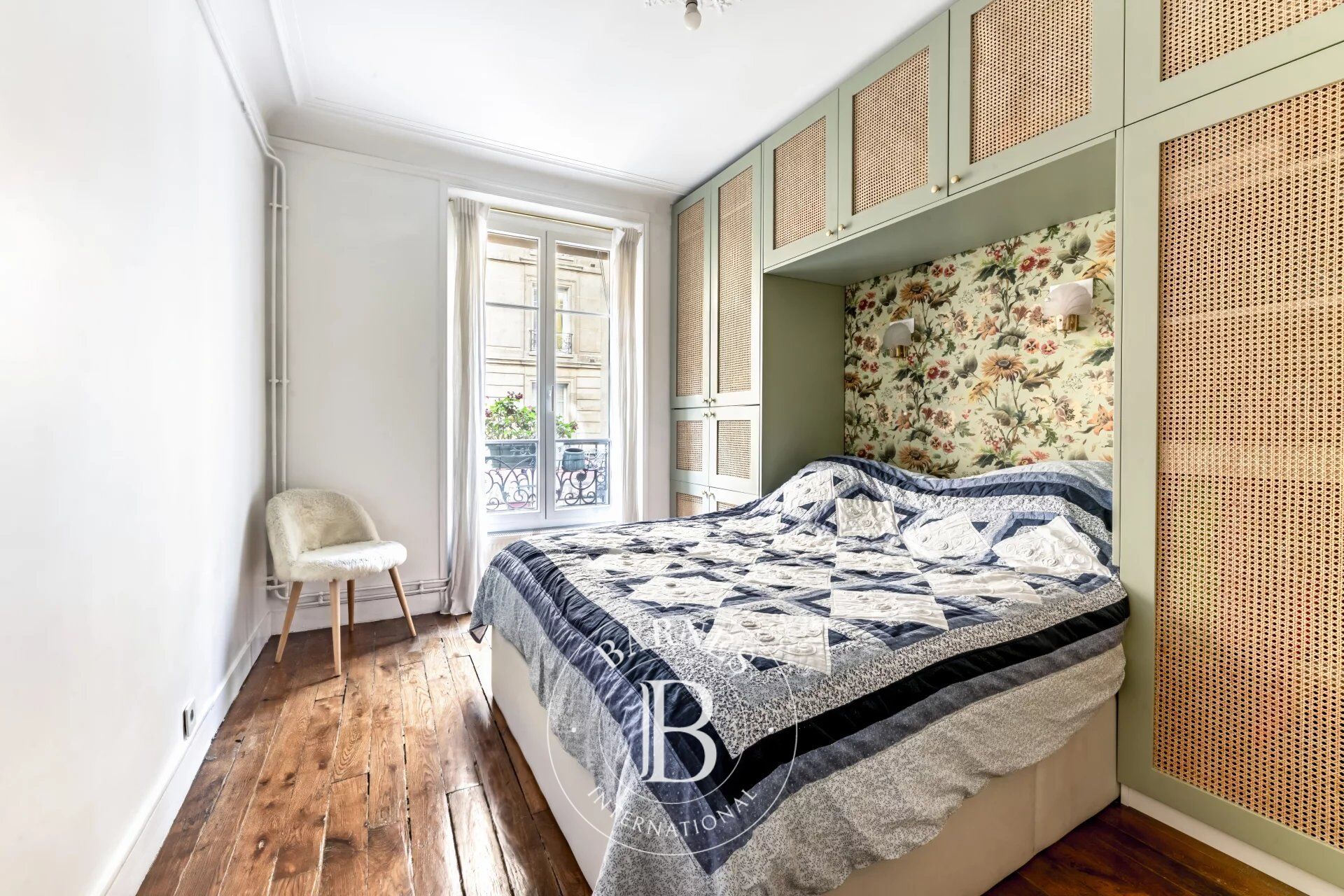 PARIS 18 - 18TH ARRONDISSEMENT TOWN HALL - 1 BEDROOM - LIFT - PERIOD CHARM - SOUTH-FACING - picture 2