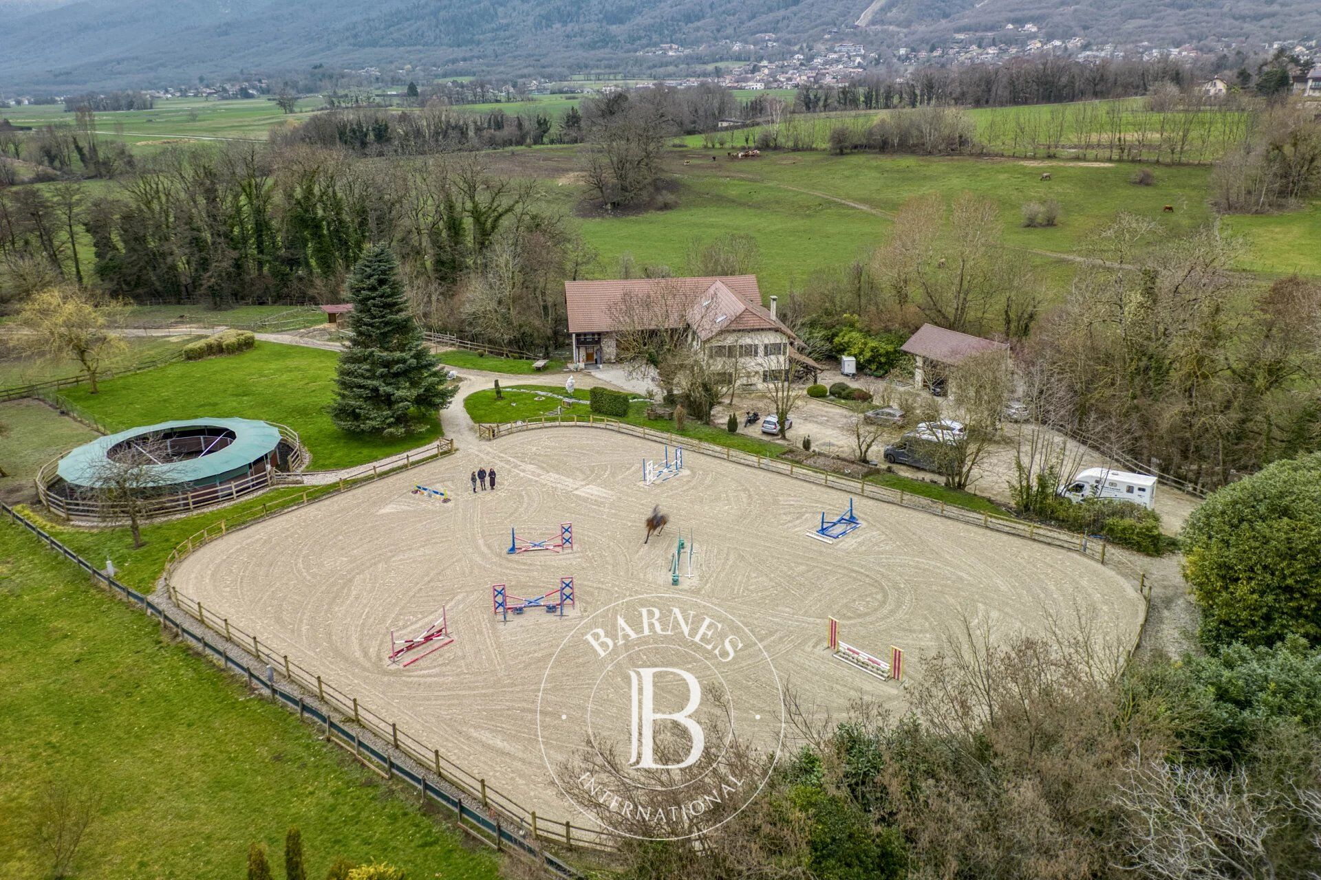 BARNES Pays de Gex - SAINT-GENIS-POUILLY - EXCEPTIONAL PROPERTY WITH EQUESTRIAN FACILITIES - picture 1