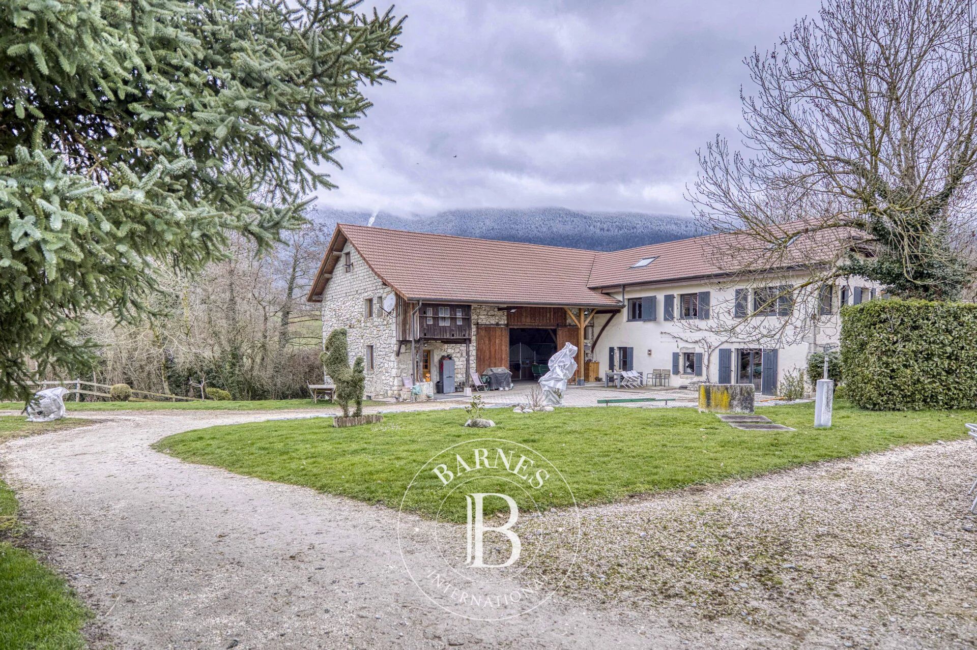 BARNES Pays de Gex - SAINT-GENIS-POUILLY - EXCEPTIONAL PROPERTY WITH EQUESTRIAN FACILITIES - picture 3