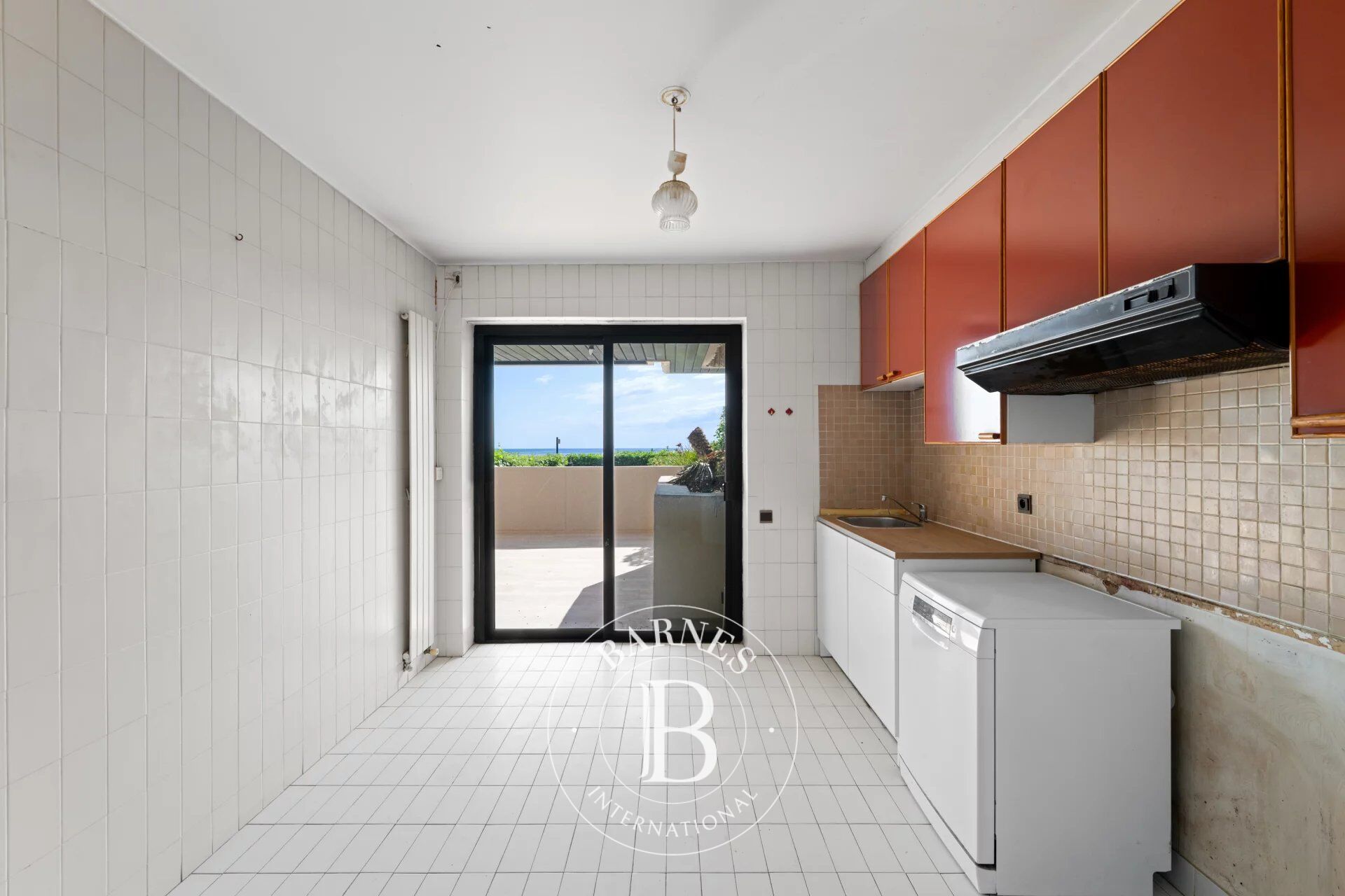 BEACHFRONT APARTMENT BETWEEN THE PORT AND CAP DE NICE - picture 3