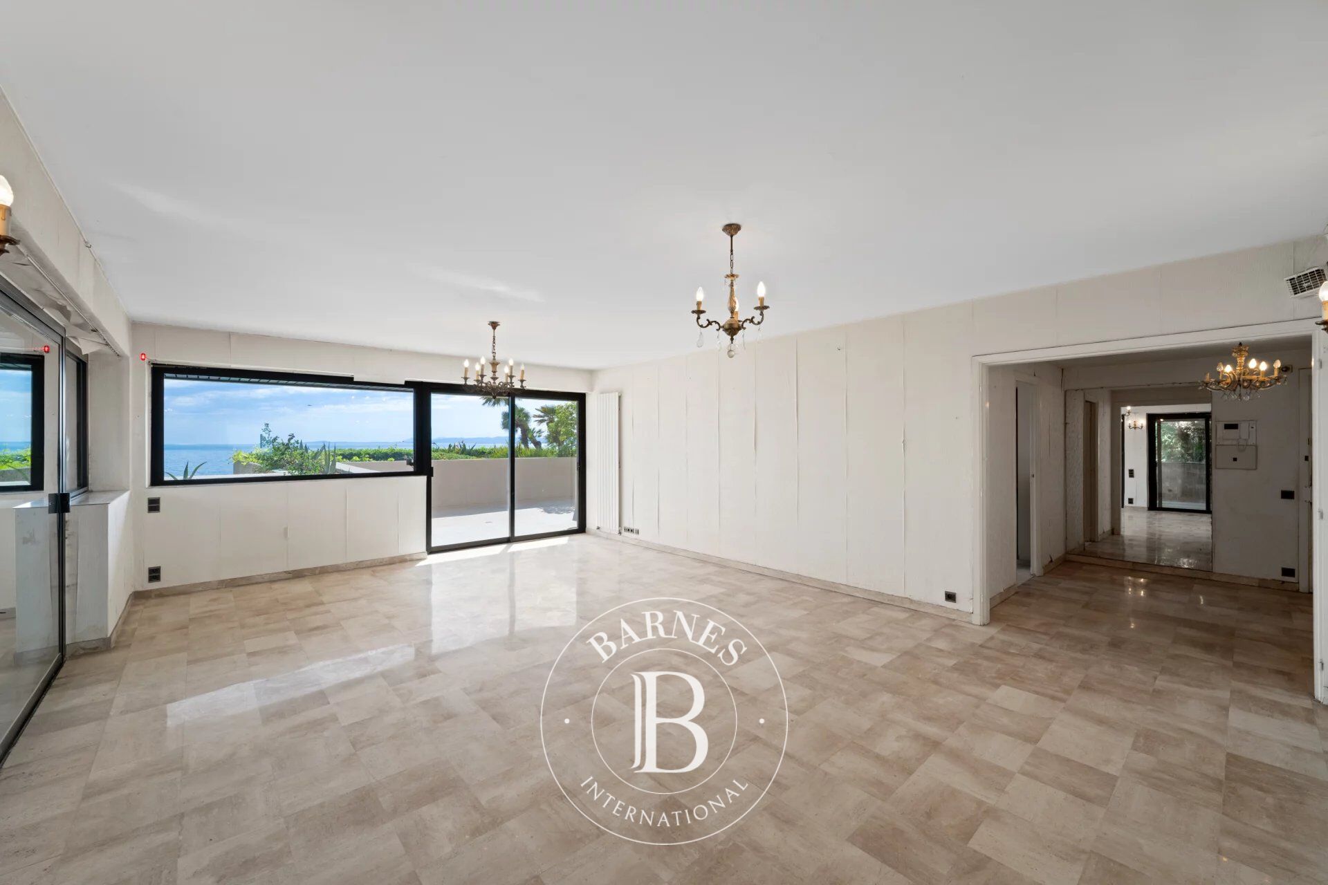 BEACHFRONT APARTMENT BETWEEN THE PORT AND CAP DE NICE - picture 2