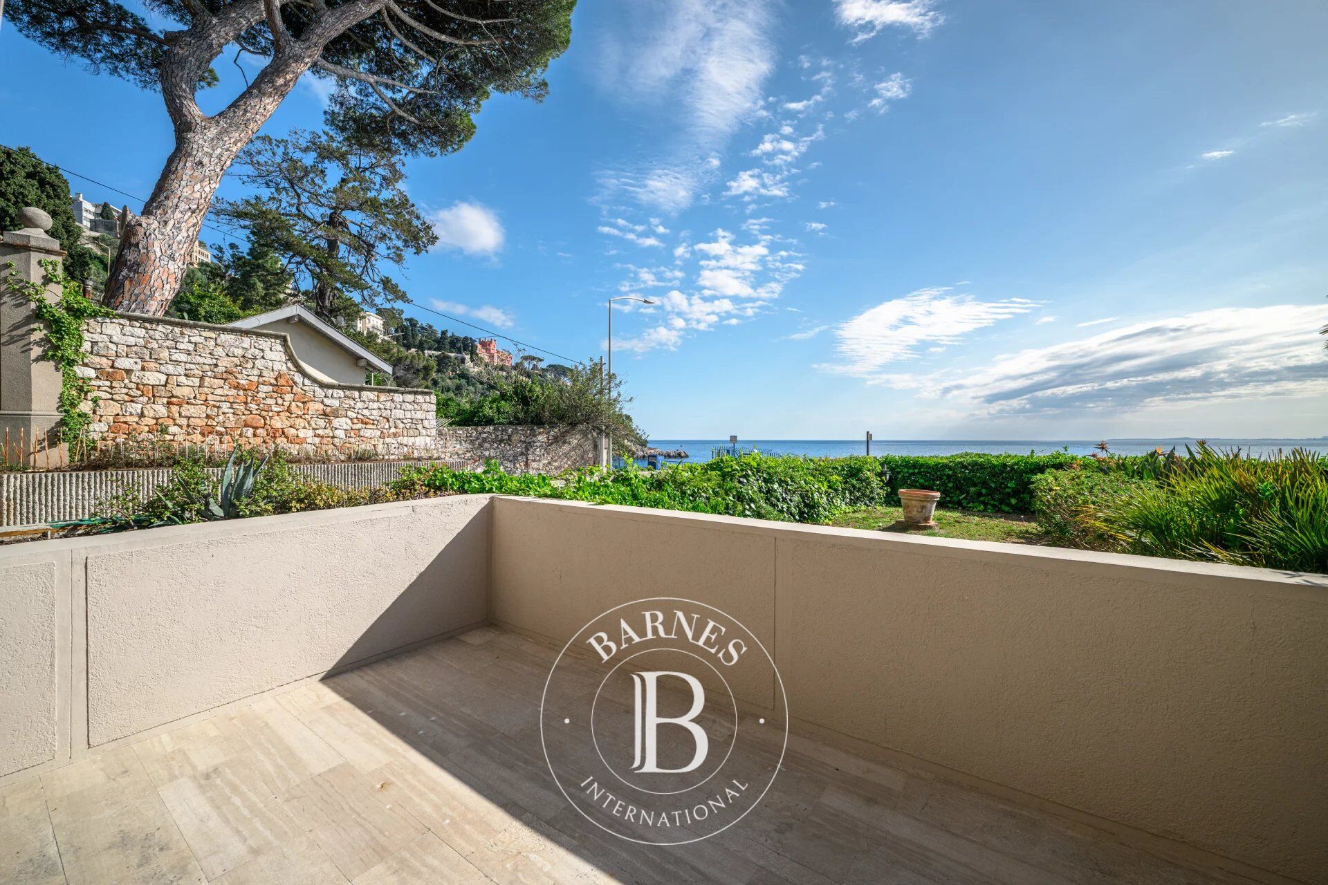 BEACHFRONT APARTMENT BETWEEN THE PORT AND CAP DE NICE - picture 1