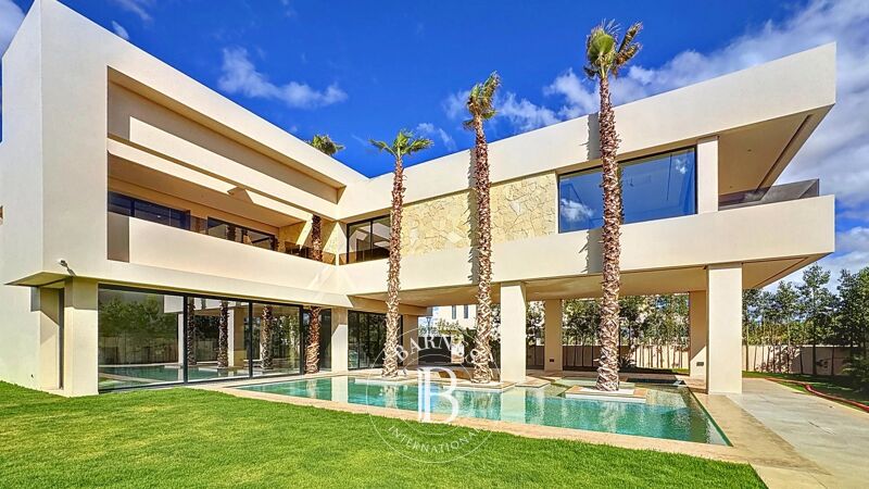 New contemporary 5-suite villa