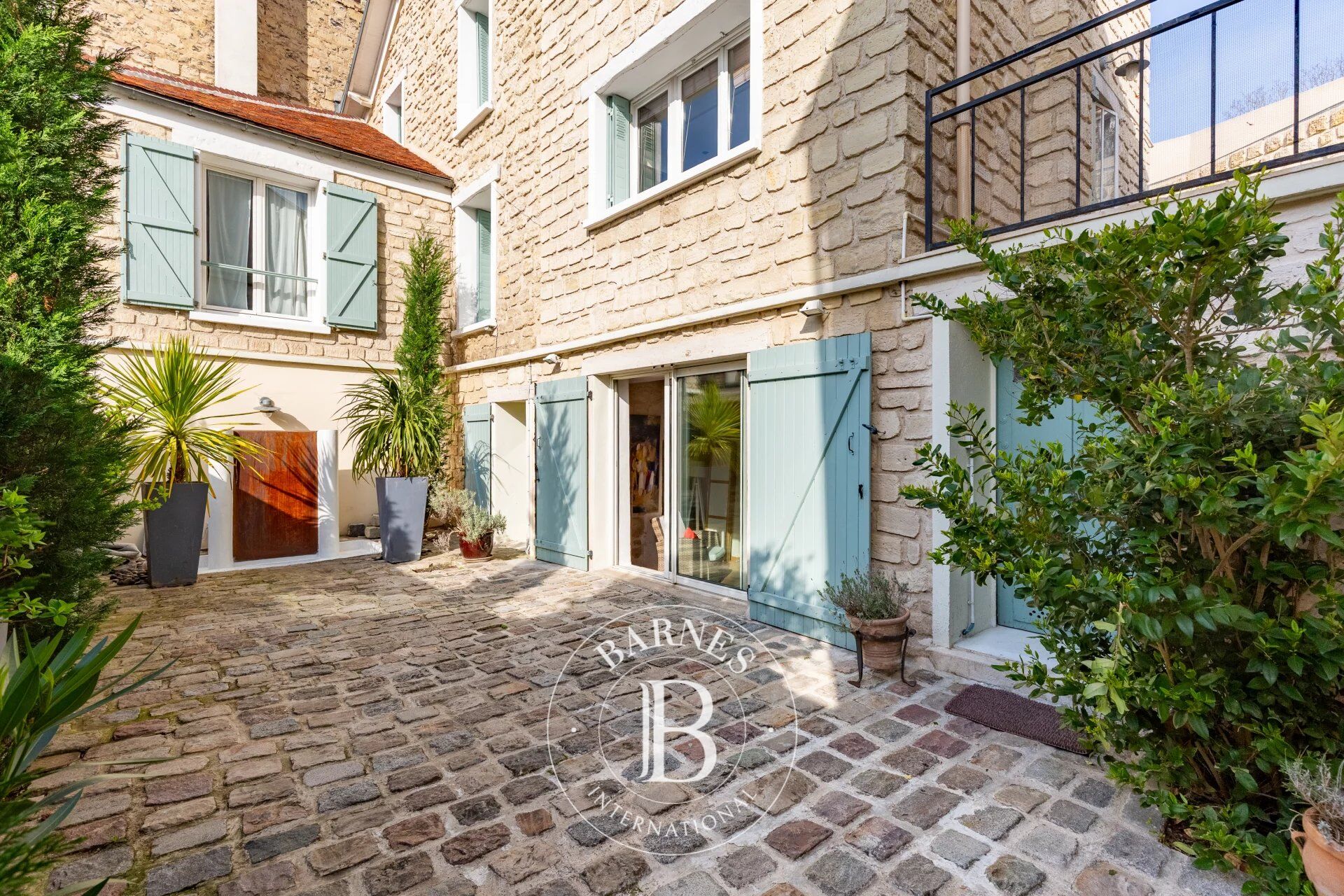 OLD-BUILD HOUSE - IMMACULATE CONDITION - 141M² (1,518 SQ FT) - SEINE VIEW - picture 1