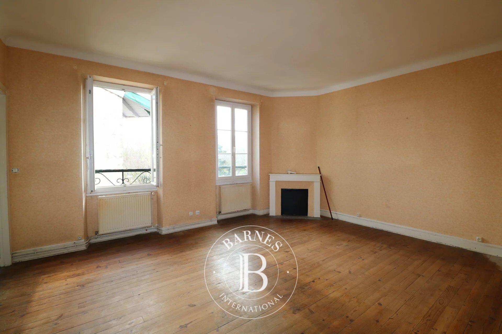 BIARRITZ, CENTRE-VILLE, APPARTEMENT TRAVERSANT À RÉNOVER - picture 3