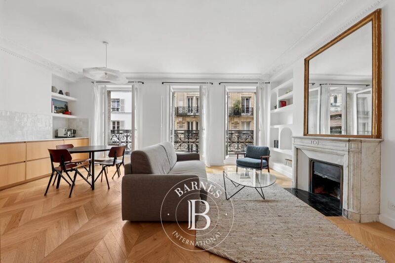 Paris 6 - Marché Saint-Germain - Three-room apartment - Parquet, moldings, fireplace - View Saint-Sulpice - Haussmann building