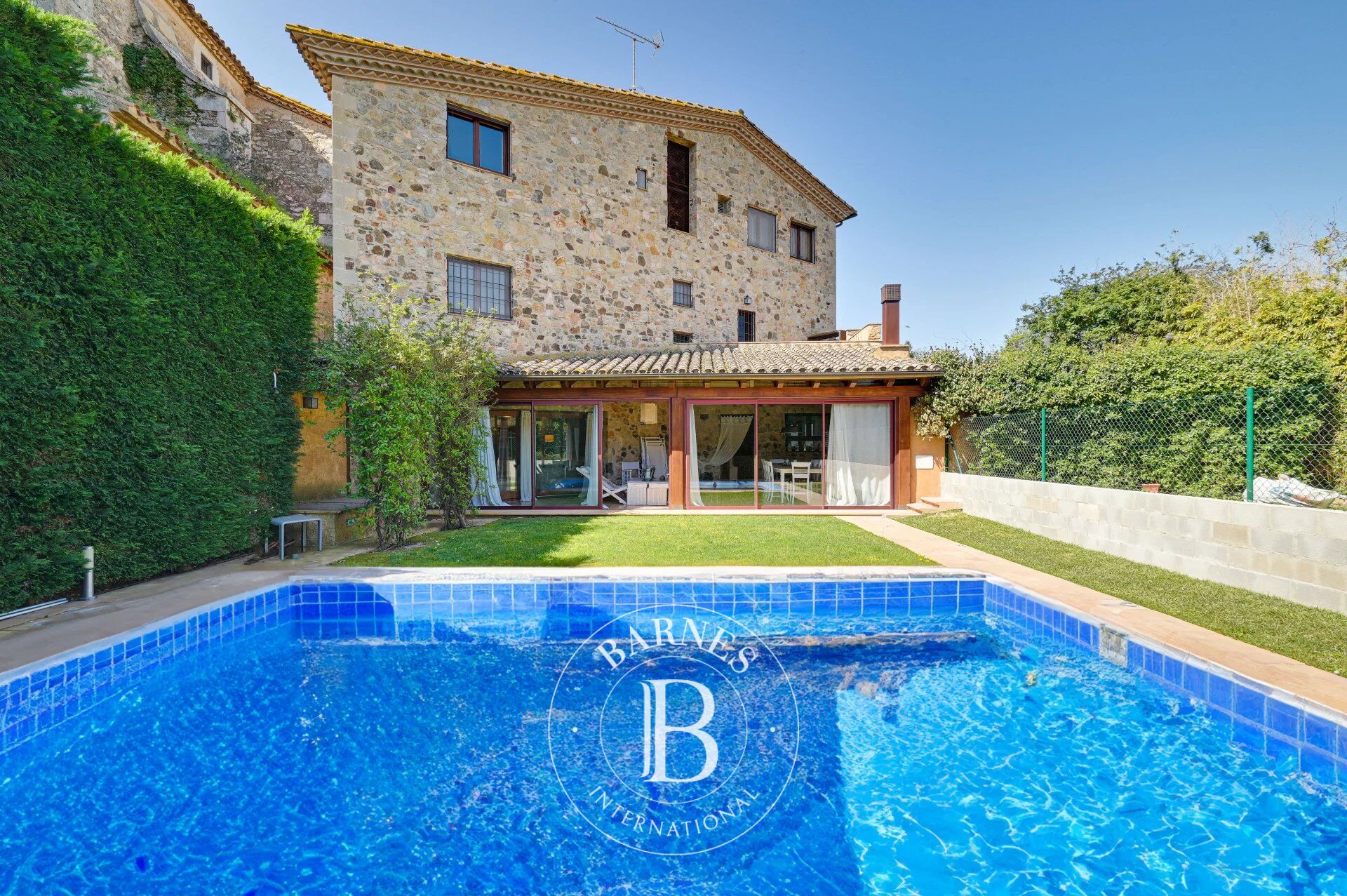 Dorfhaus mit Swimmingpool und Garten in Torrent, Costa Brava - picture 1