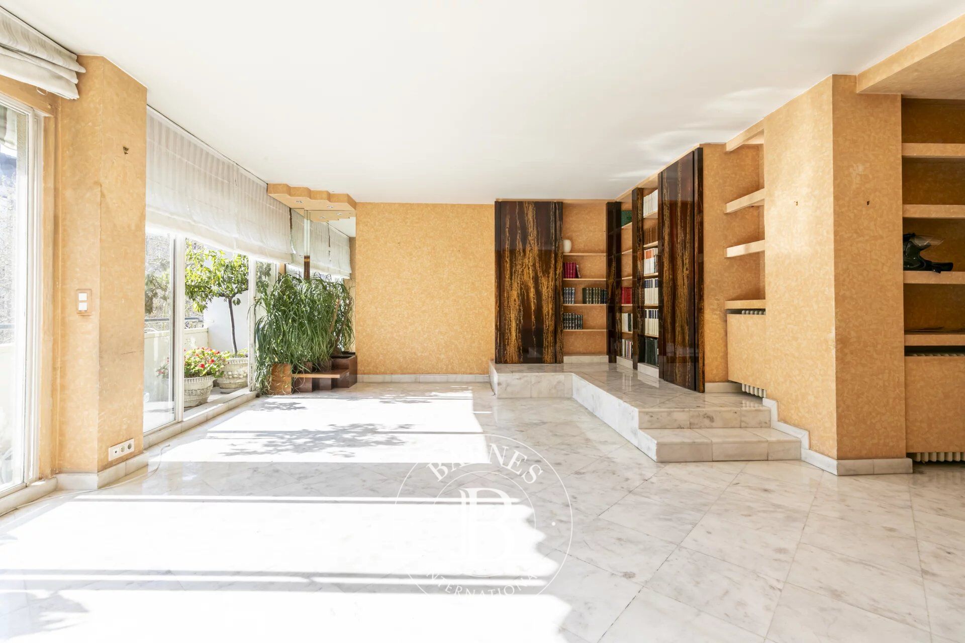 Paris 7 - Saxe - 3 bedrooms - Balcony, unobstructed view and sunlight - picture 3