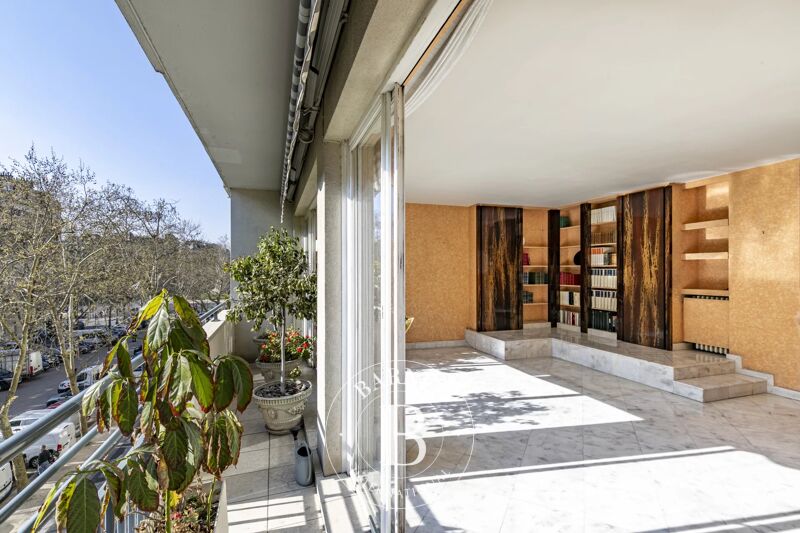 Paris 7 - Saxe - 3 bedrooms - Balcony, unobstructed view and sunlight