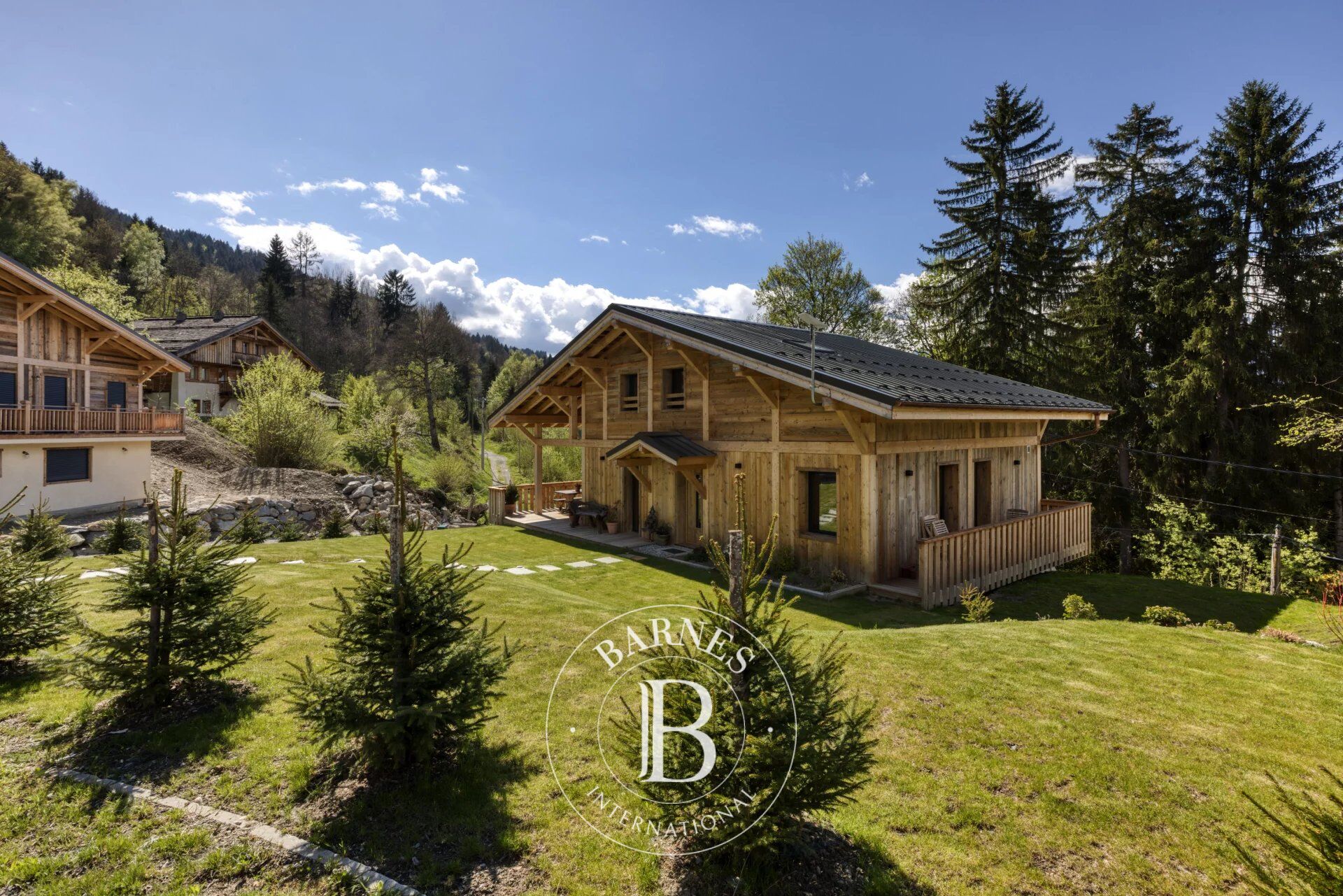 BARNES SAINT-GERVAIS  - SUPERBE CHALET NEUF - picture 2