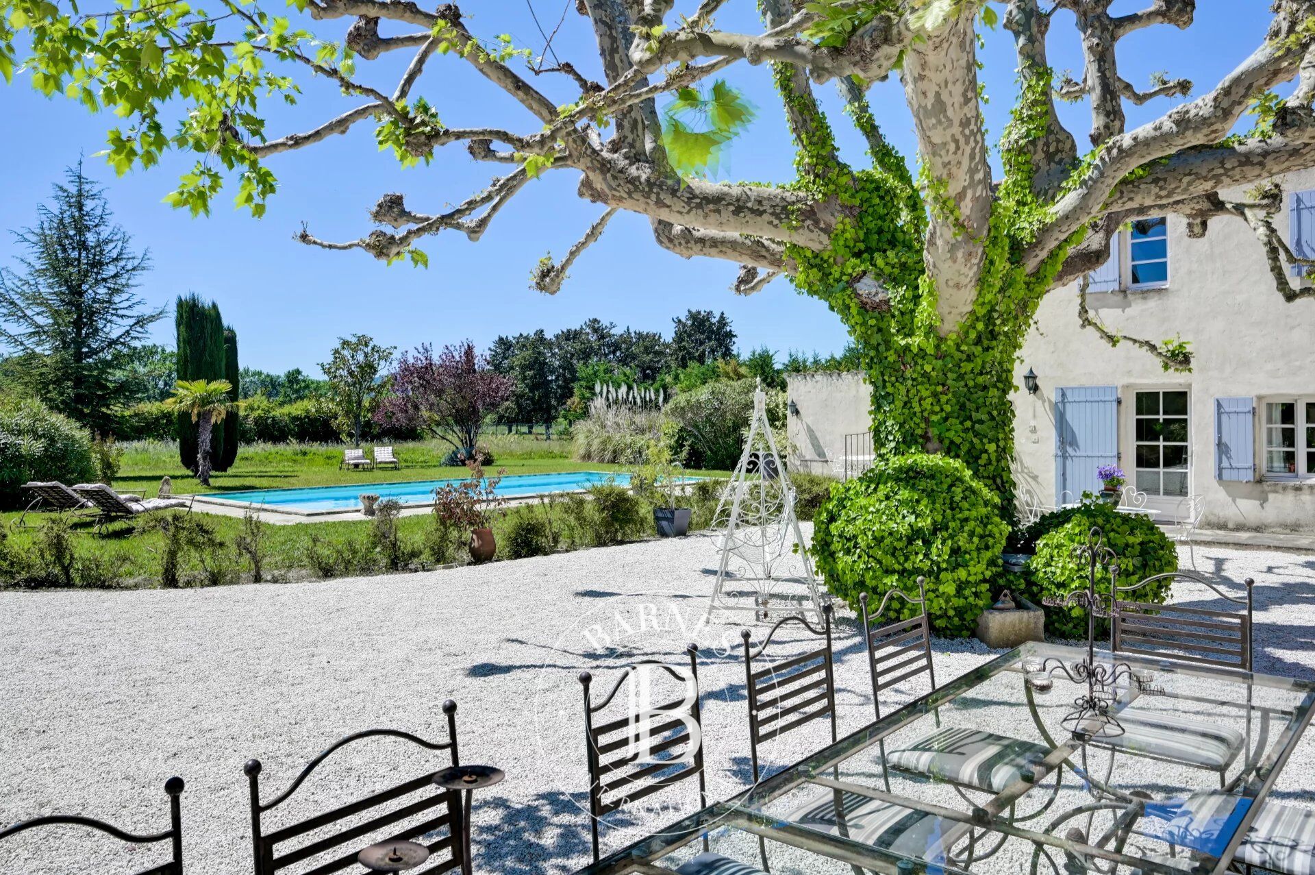Entre Aix-en-Provence, Lourmarin et Avignon – Authentique mas provençal du XVIIIᵉ siècle – 500 m² habitables – Vue sur le Luberon et les Alpilles – Terrain de 3 hectares - picture 2