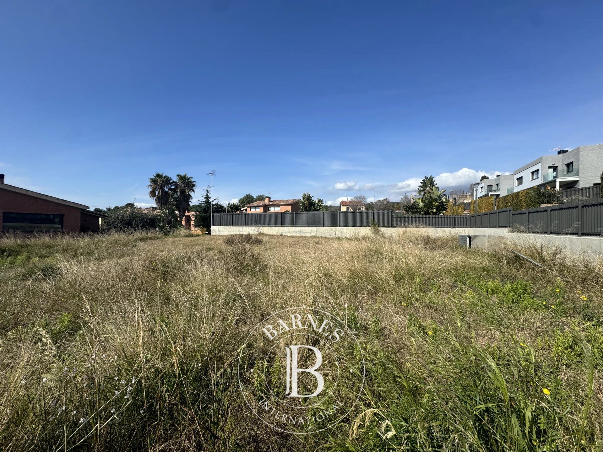 Terrain de 811 m² avec vue sur la mer, à Can Quirze, Mataró. - picture 1
