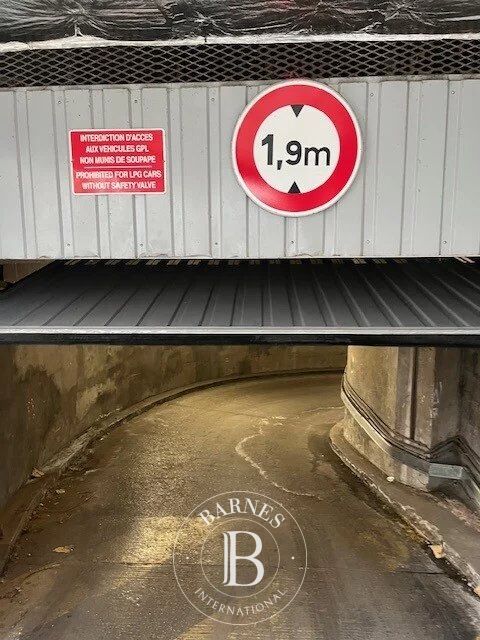 PARIS 18e - PLACE CHARLES DULLIN / ABBESSES - PARKING - picture 2