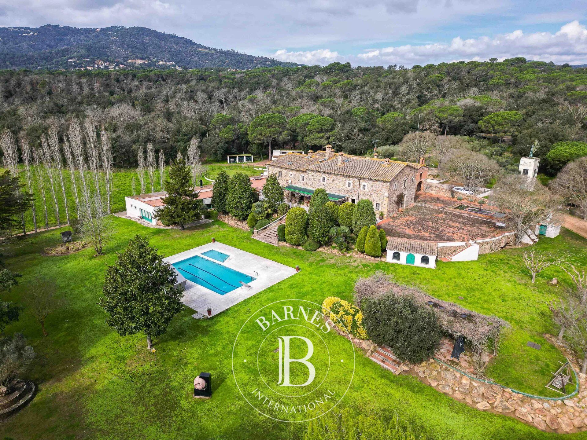 Masía con bosque propio a solo 50 minutos de Barcelona. - picture 1