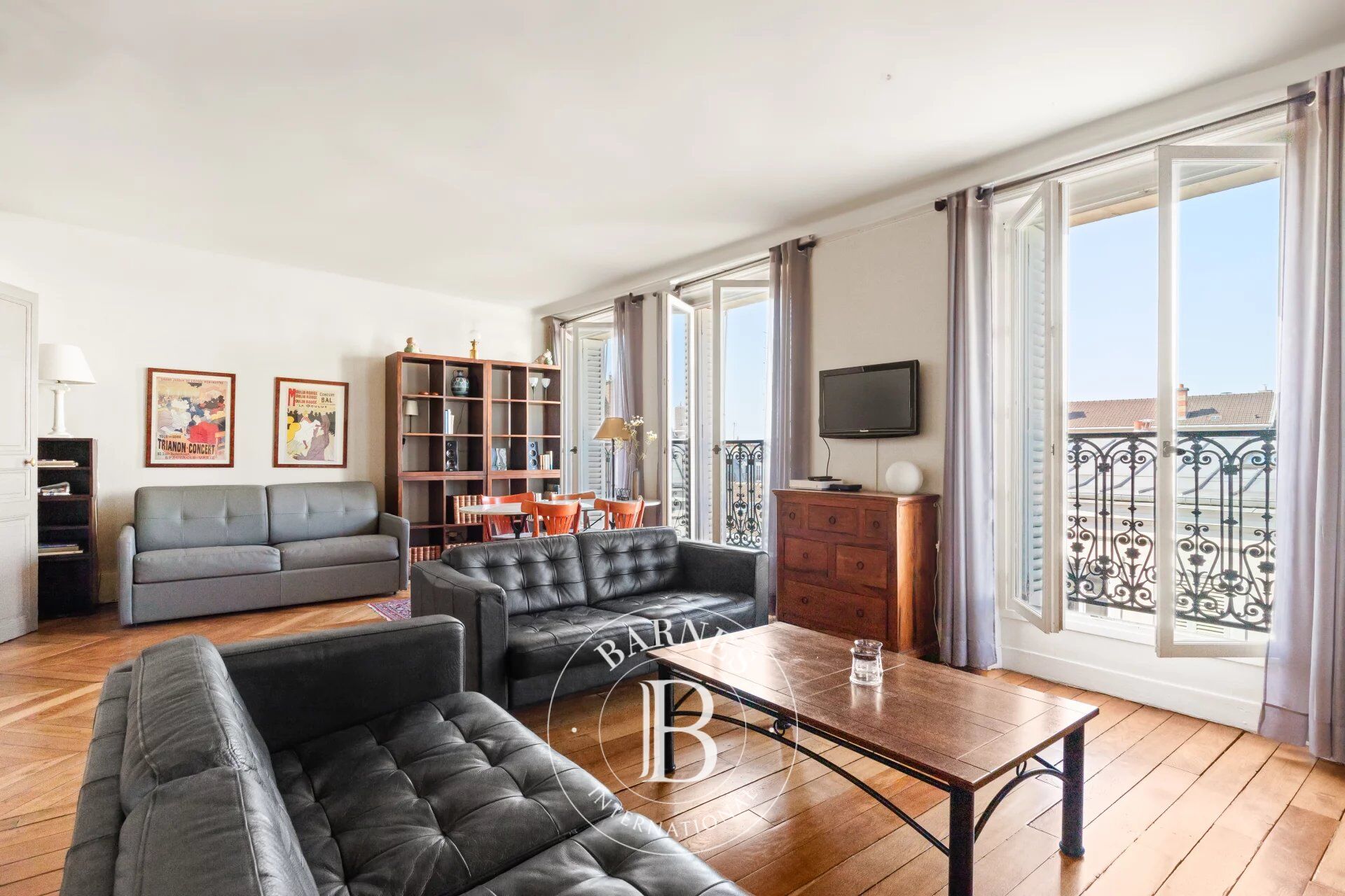 ABBESSES - UPPER FLOOR - LIFT - UNOBSTRUCTED VIEW - DUAL-ASPECT - 1 BEDROOM - picture 3