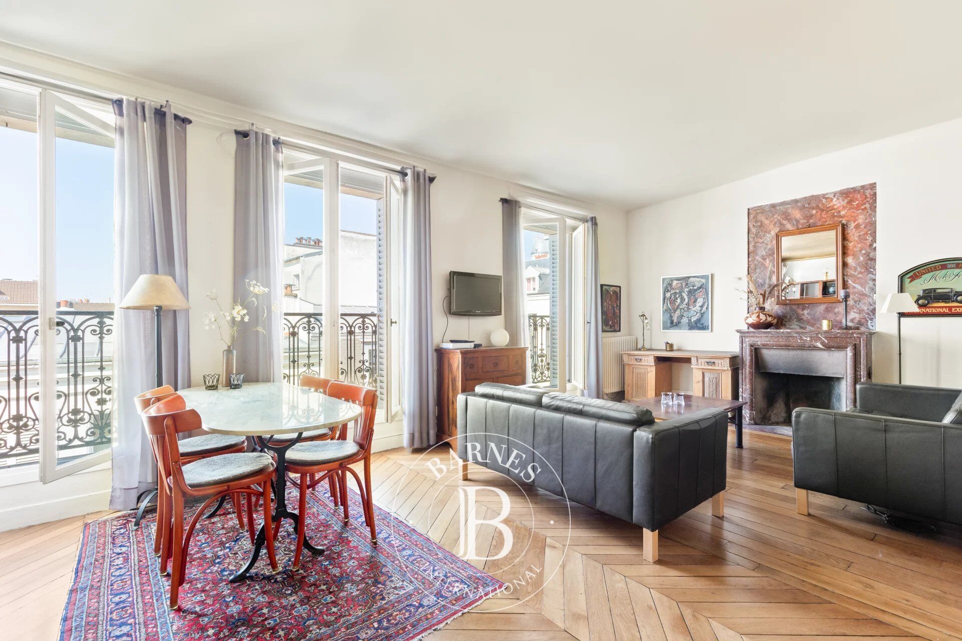 ABBESSES - UPPER FLOOR - LIFT - UNOBSTRUCTED VIEW - DUAL-ASPECT - 1 BEDROOM - picture 1