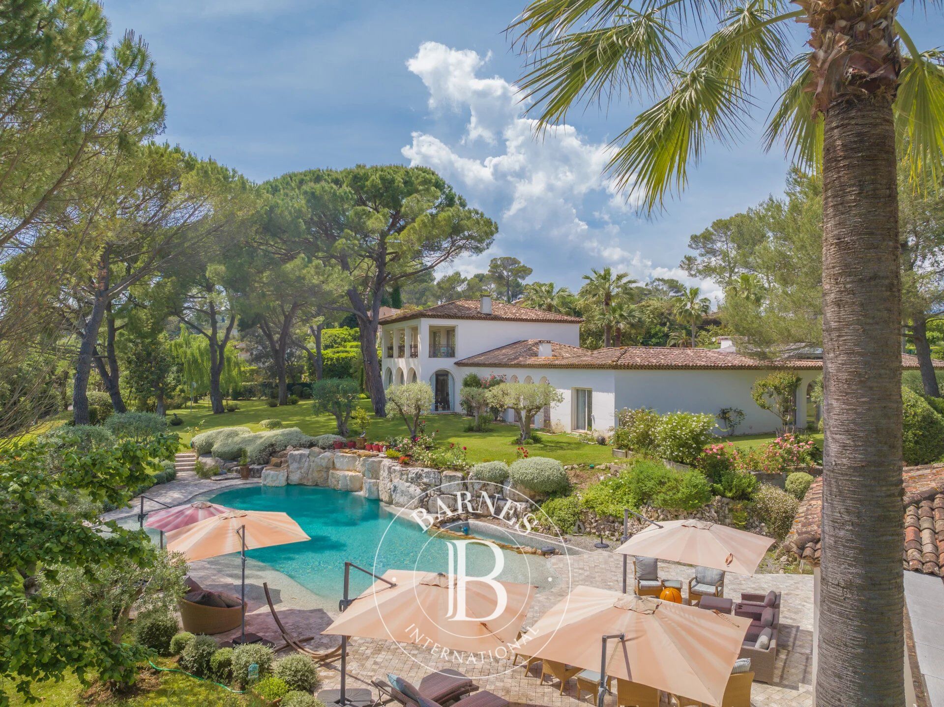 MOUGINS – VILLA AVEC PISCINE LAGON, PISCINE INTÉRIEURE ET TENNIS - picture 2