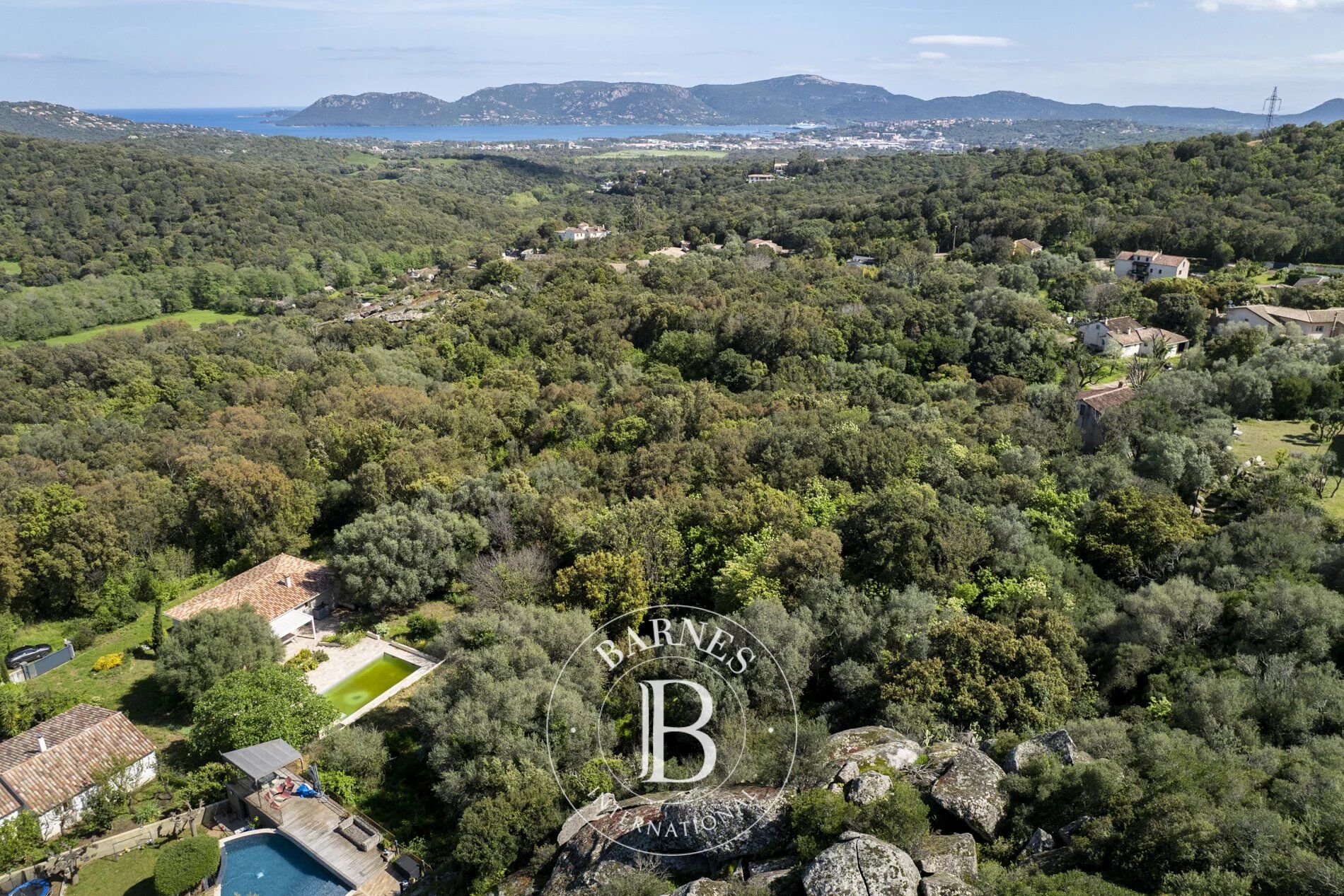 Exclusivité - Porto-Vecchio, terrain constructible avec permis et aperçu mer et montagnes - picture 1